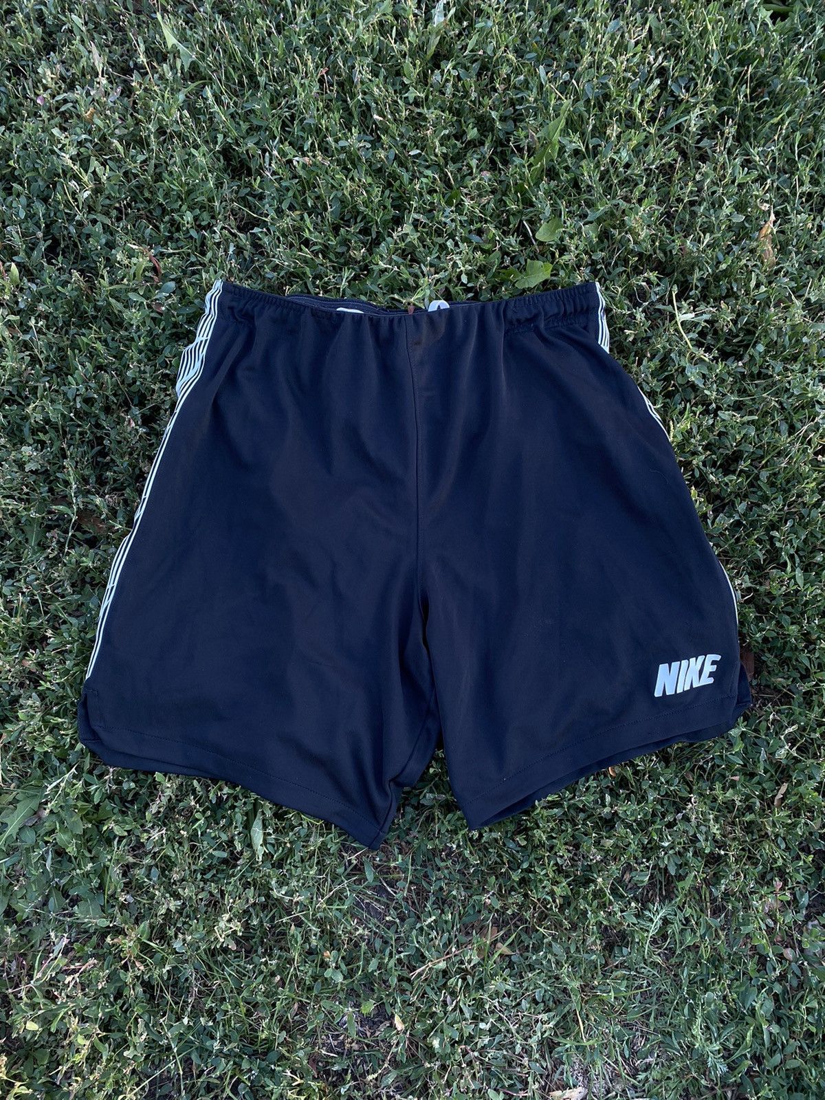 Nike Vintage Nike shorts streetwear swoosh casual y2k size M Size US 32 / EU 48 - 2 Thumbnail
