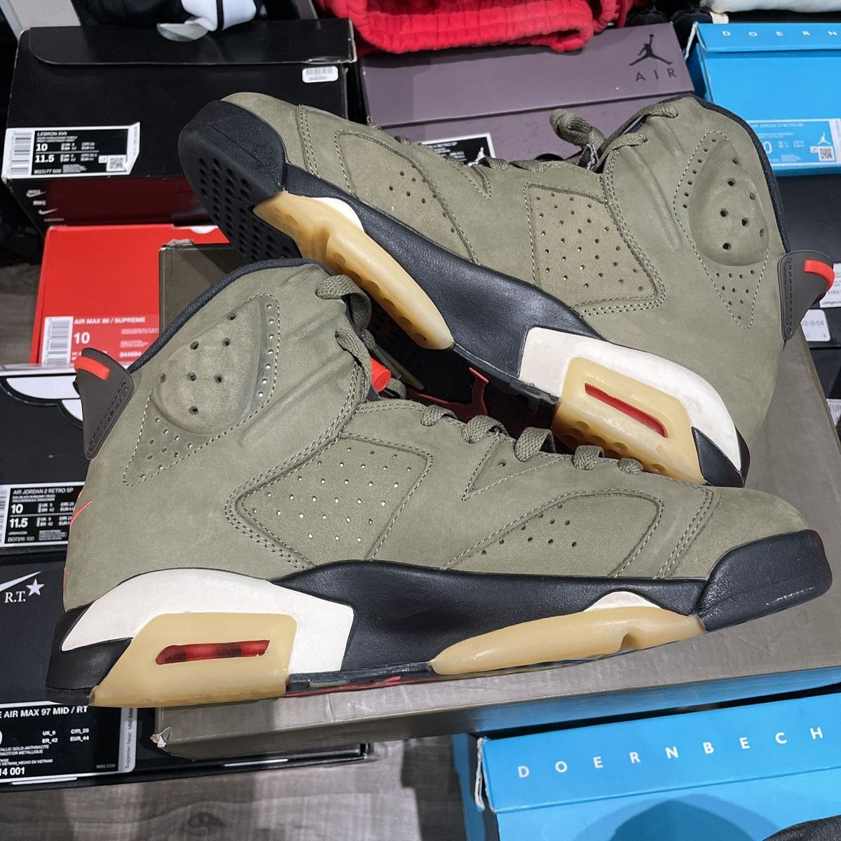 AIR JORDAN RETRO x TRAVIS SCOTT OLIVE
