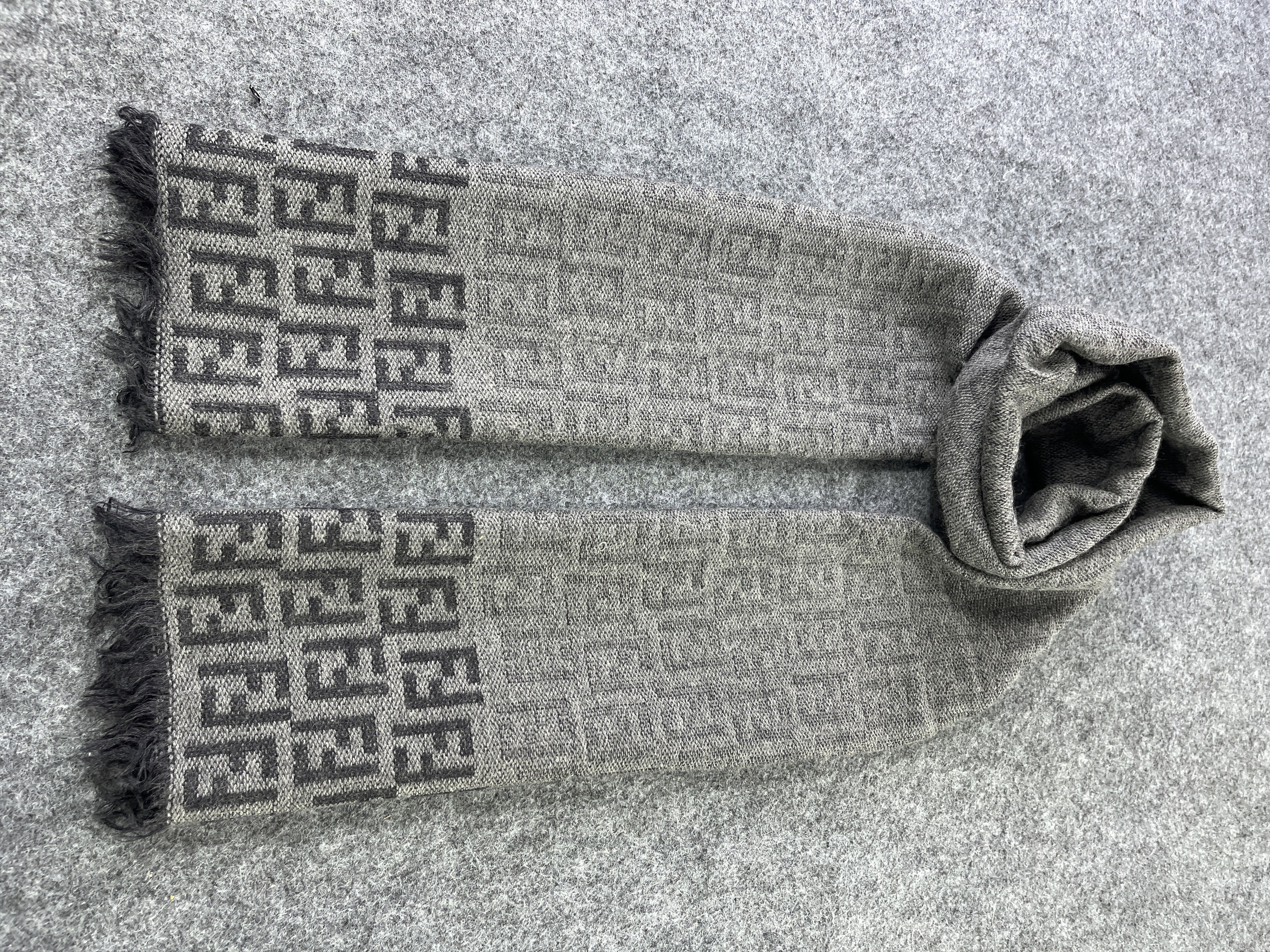 image of Fendi Grey Wool Scarves / Muffler / Neckwear T319, Women's