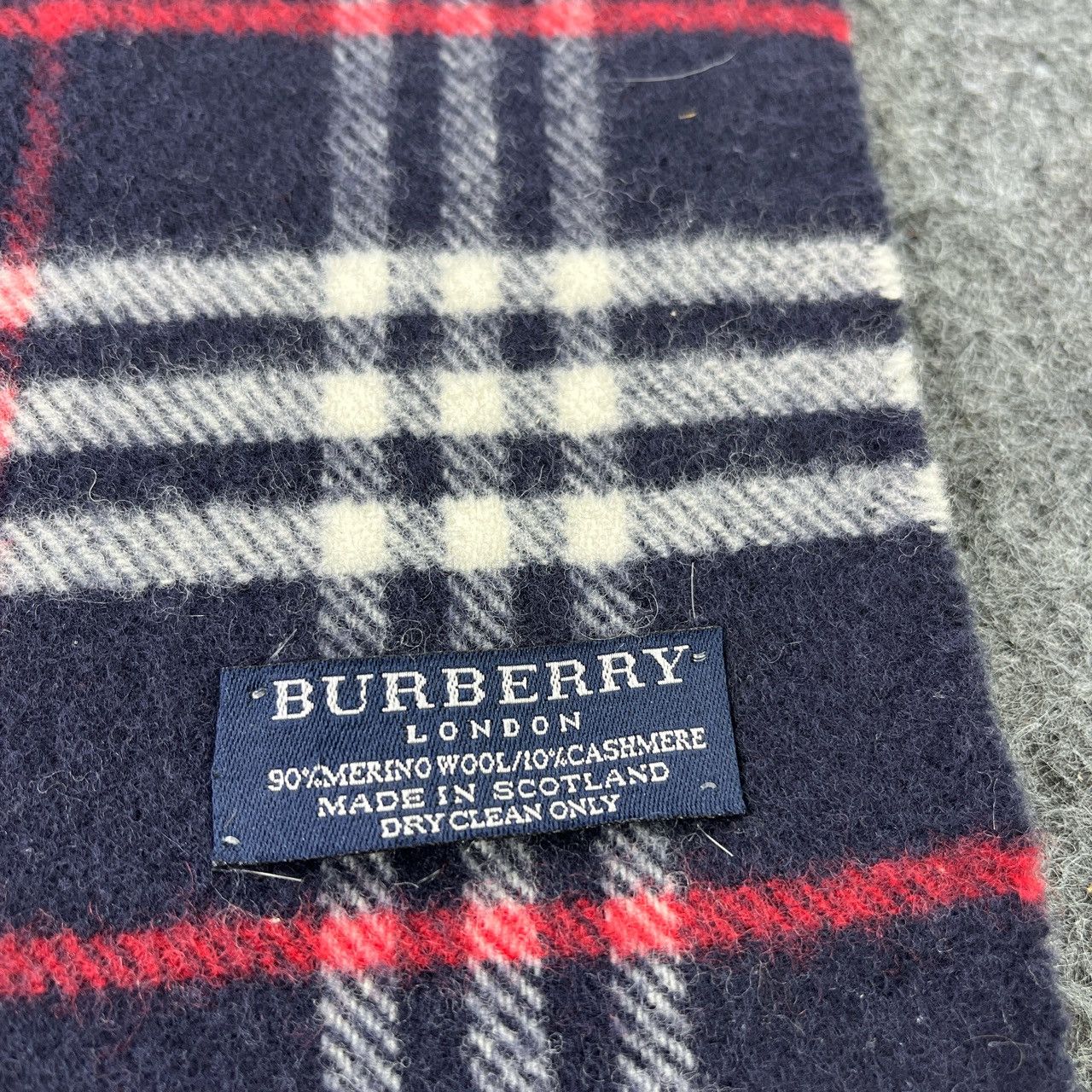 Burberry BURBERRY SCARVES / MUFFLER / NECKWEAR T509 Size ONE SIZE - 9 Thumbnail
