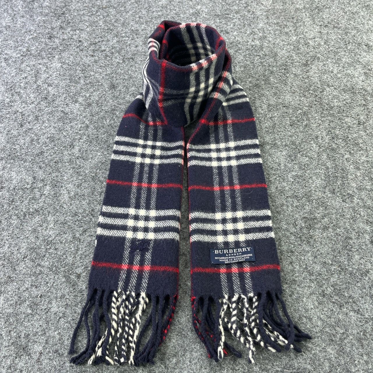 Burberry BURBERRY SCARVES / MUFFLER / NECKWEAR T509 Size ONE SIZE - 1 Thumbnail