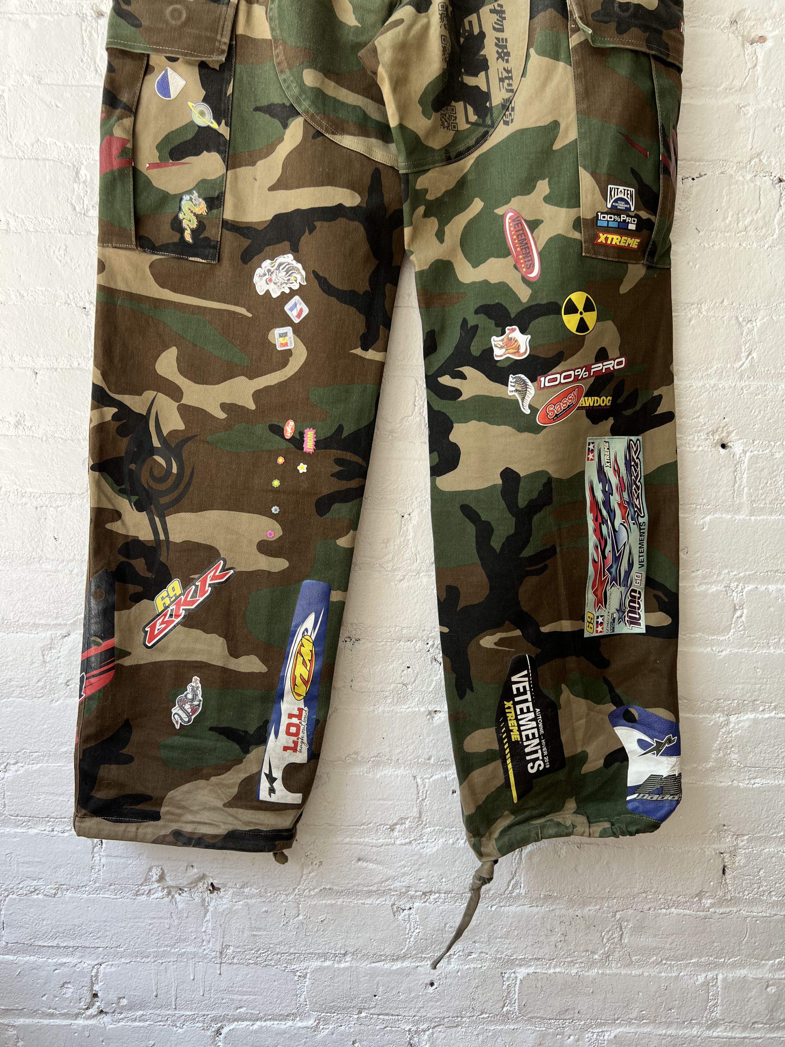 Vetements Vetements 2019 Camo Sticker cargo pants Size US 32 / EU 48 - 6 Thumbnail
