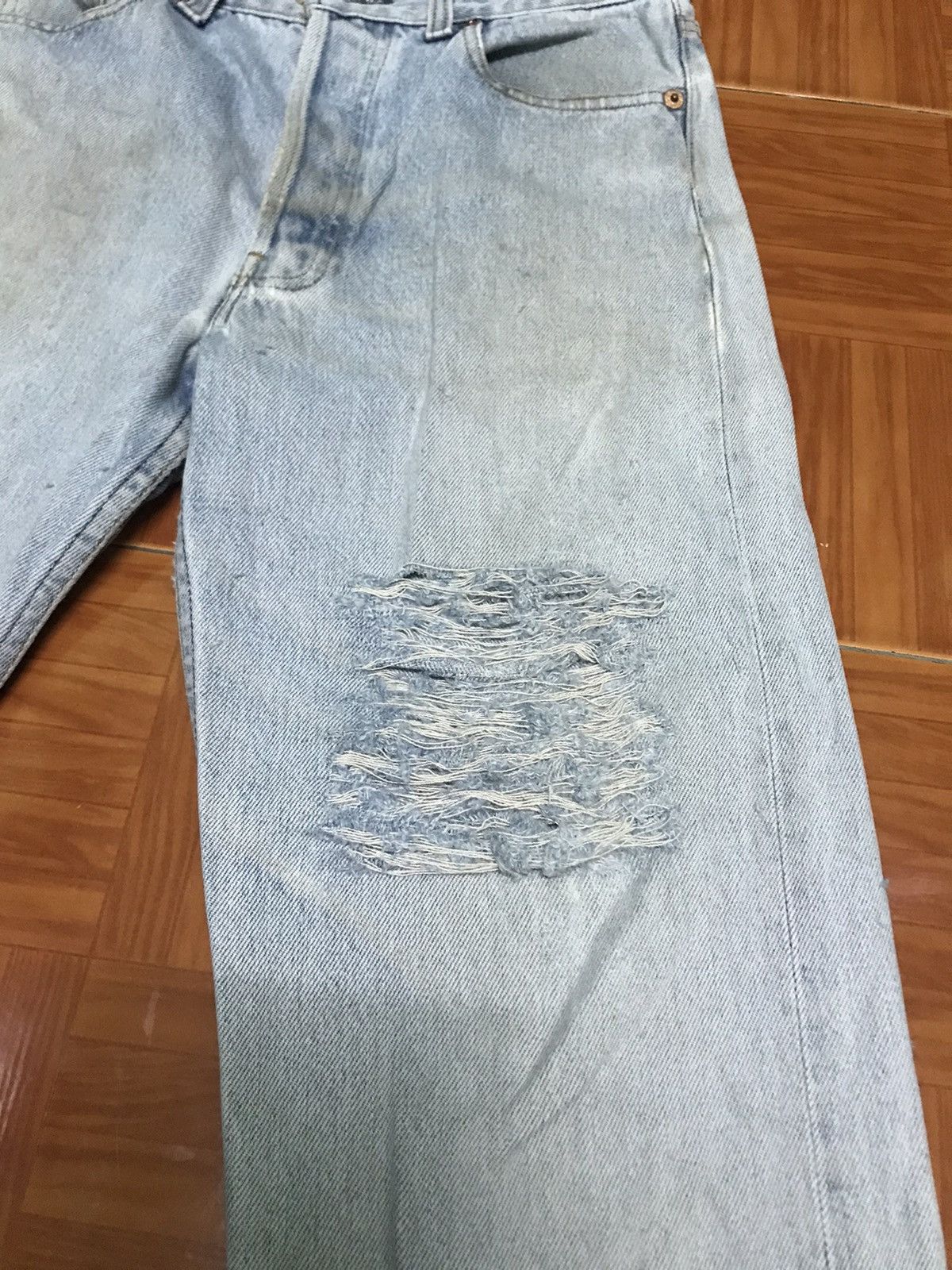 Levi's Vtg Light Wash Distressed Jeans – Straight Leg Frayed Hem Size US 28 / EU 44 - 2 Thumbnail