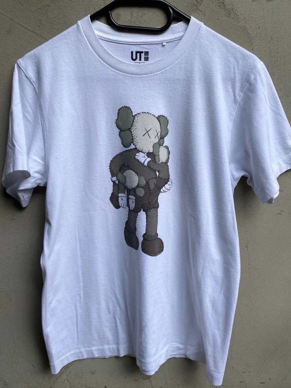kaws x uniqlo t shirt white
