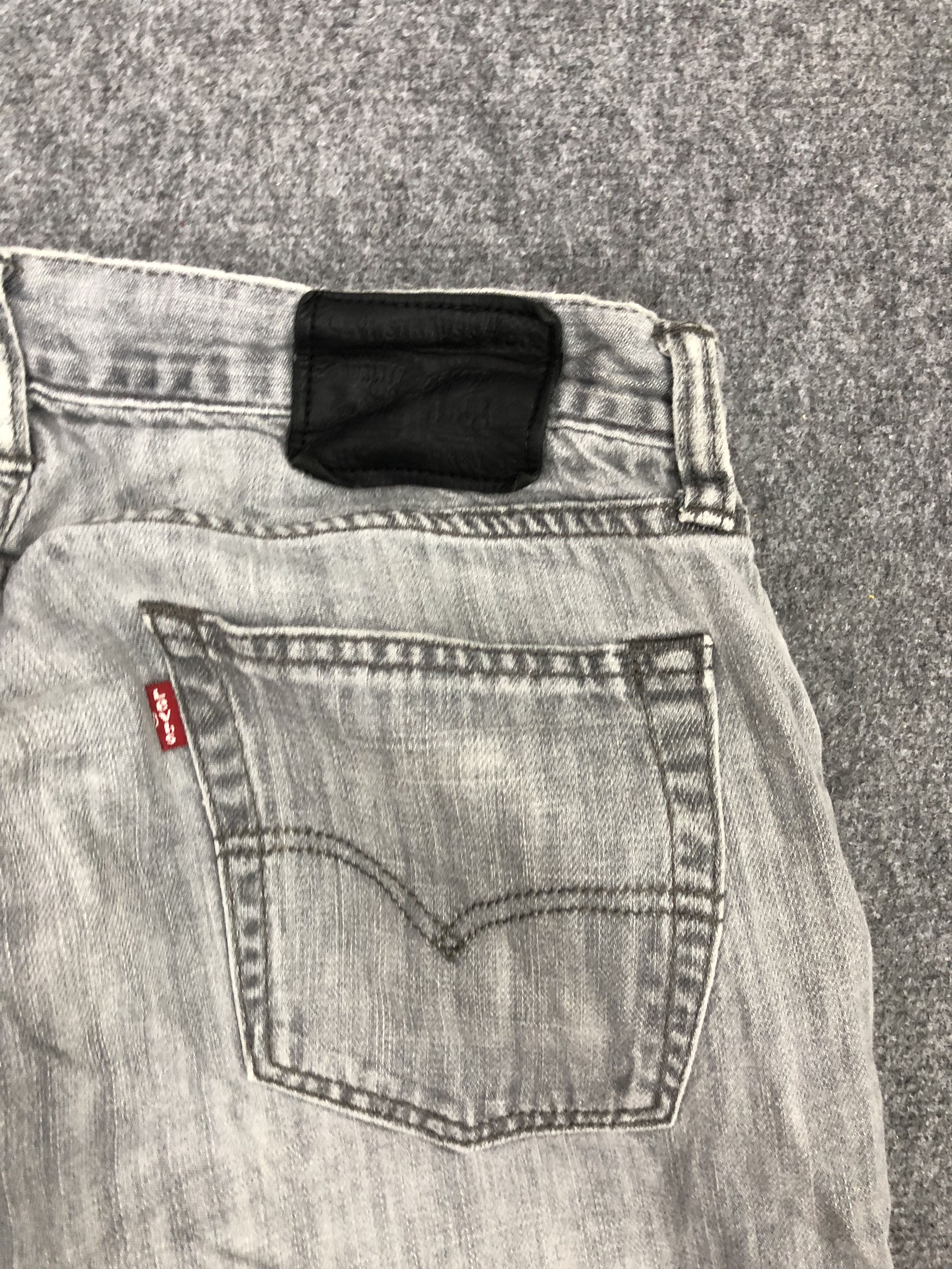Levi's Vintage Levis 514 Light Wash Denim DP1302 Size US 33 - 14 Thumbnail