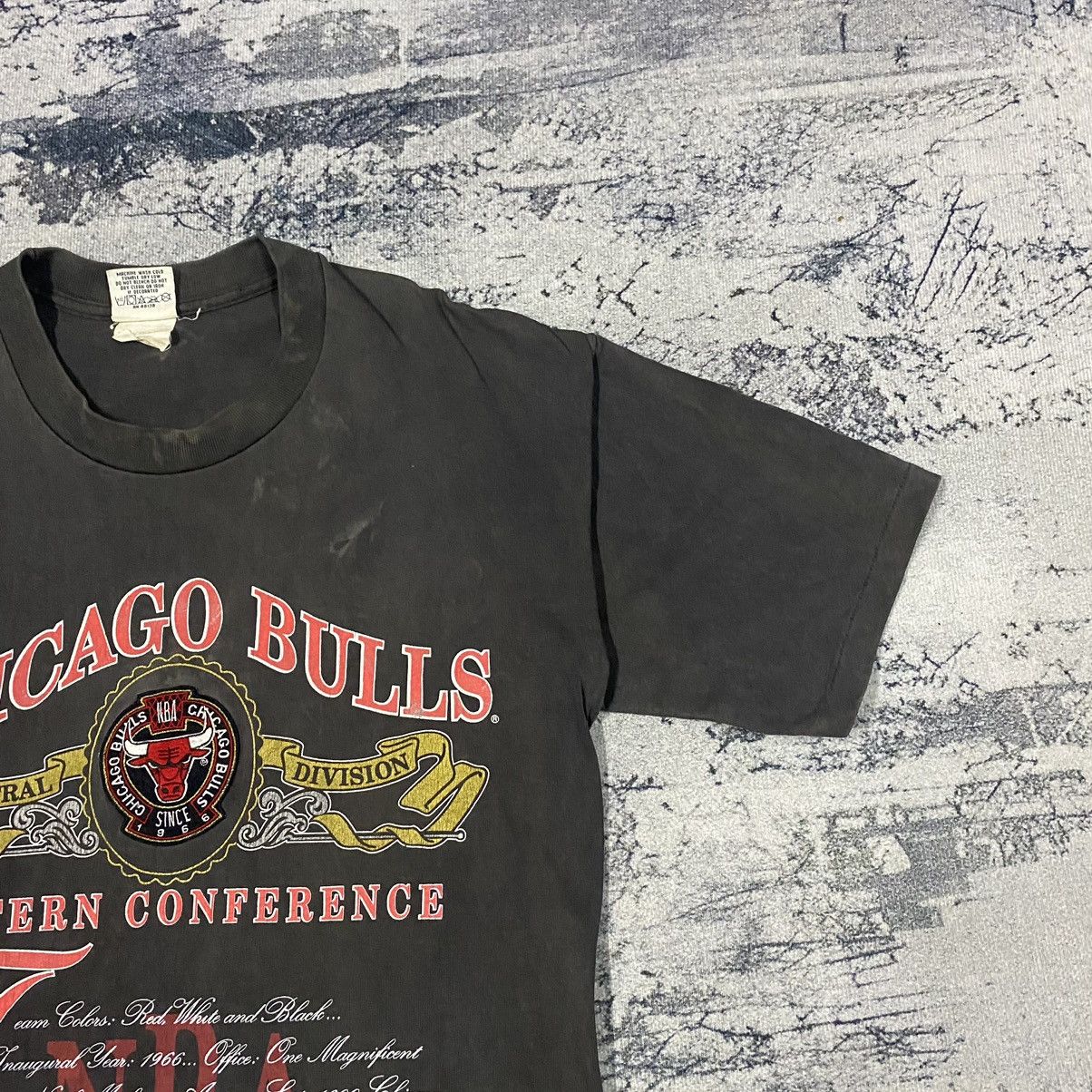 NBA × Nutmeg × Vintage Vintage 90s NBA Chichago Bulls Nutmeg Mills Faded Tees Size US L / EU 52-54 / 3 - 4 Thumbnail