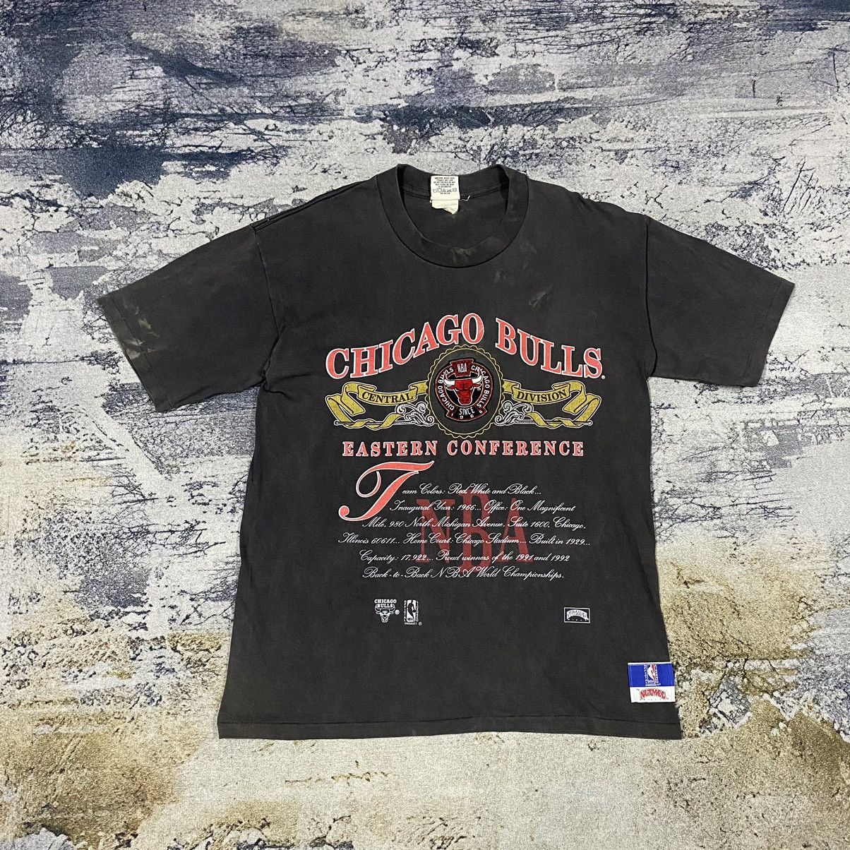 NBA × Nutmeg × Vintage Vintage 90s NBA Chichago Bulls Nutmeg Mills Faded Tees Size US L / EU 52-54 / 3 - 1 Thumbnail