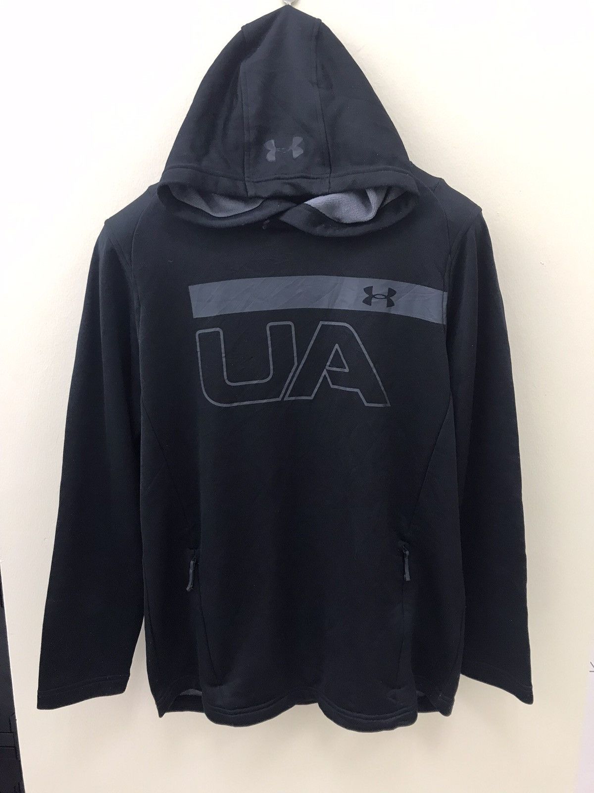 image of Under Armour Coupe Ajustee Sports Hoodie in Black, Men's (Size Medium)