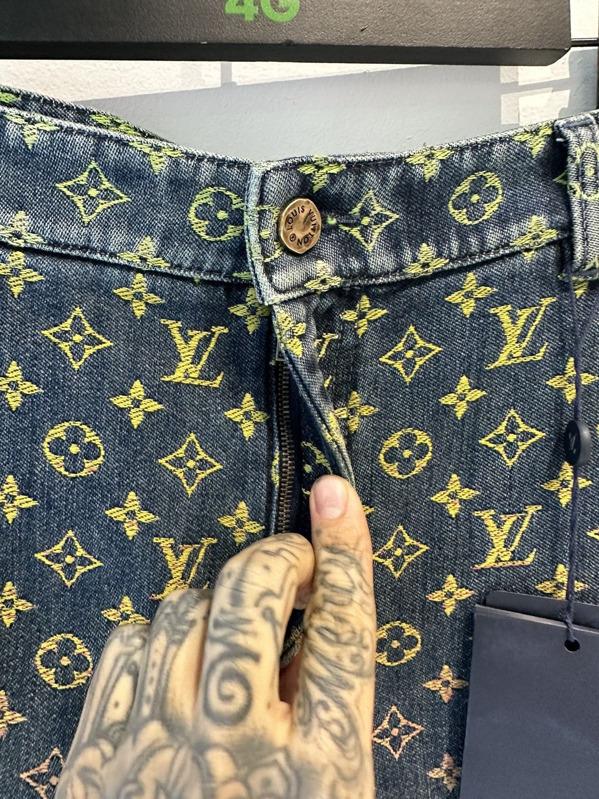 Louis Vuitton × Virgil Abloh LV Virgil Multi Rainbow Logo Shorts NEW 38 Size US 38 / EU 54 - 6 Thumbnail