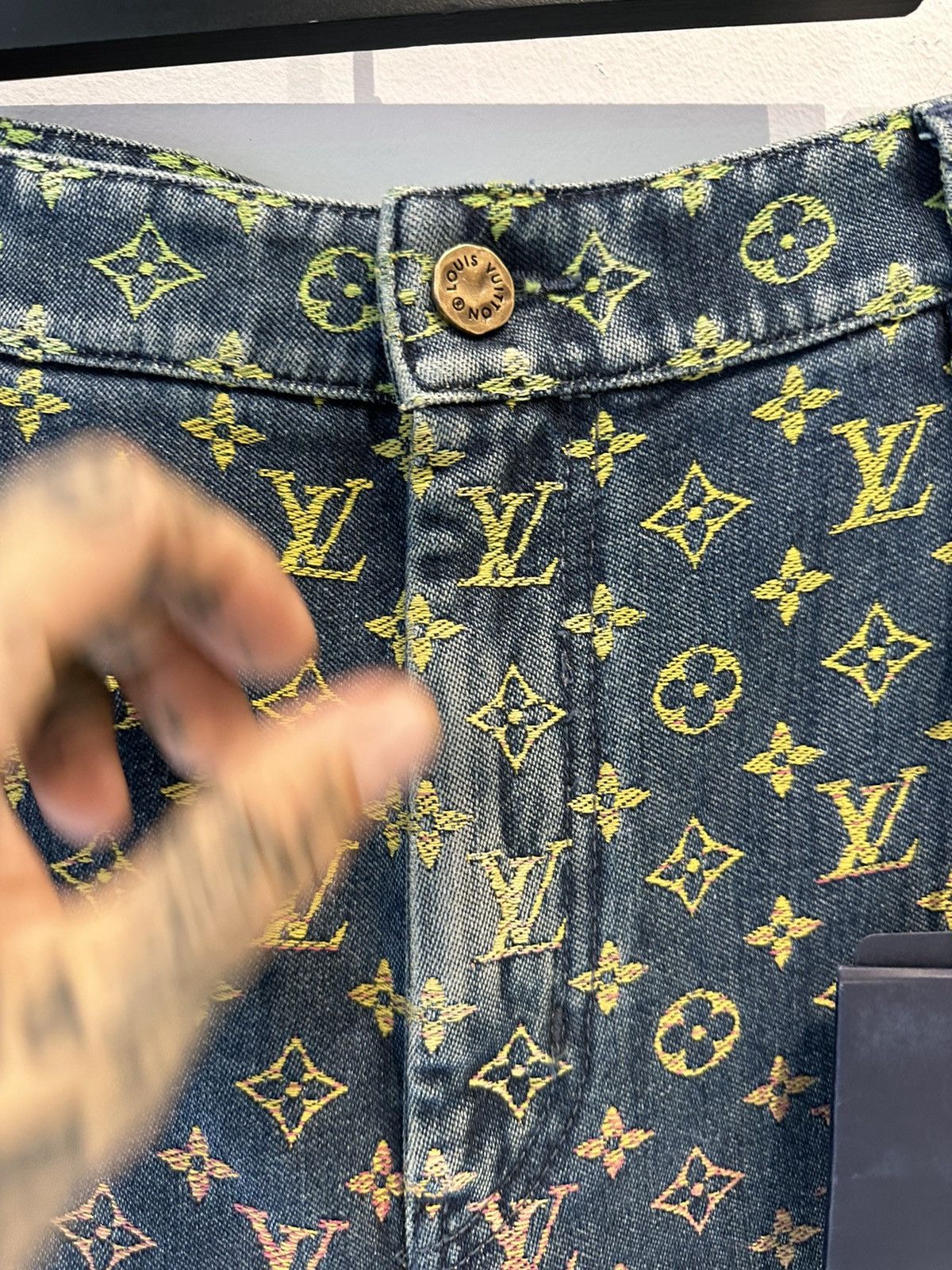 Louis Vuitton × Virgil Abloh LV Virgil Multi Rainbow Logo Shorts NEW 38 Size US 38 / EU 54 - 5 Thumbnail