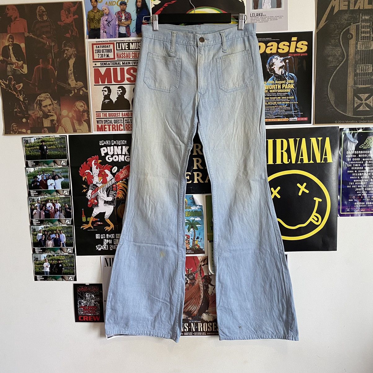 Vintage Vintage Bell Bottom Lightwash Blue Flare Jeans Size US 29 - 1 Thumbnail