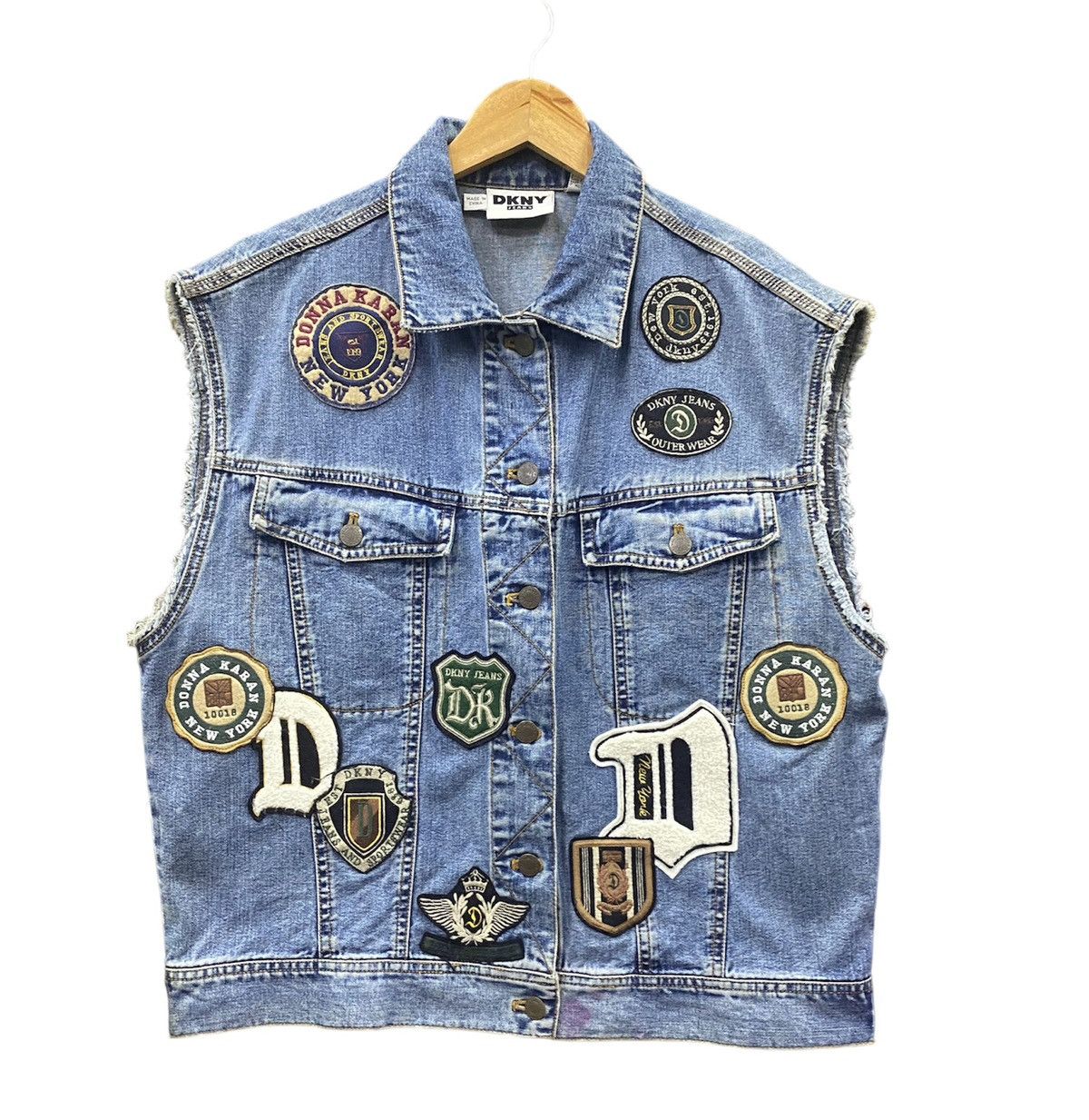 DKNY DKNY Patches Sleeveless Button Denim Jacket (M) Size US M / EU 48-50 / 2 - 2 Thumbnail
