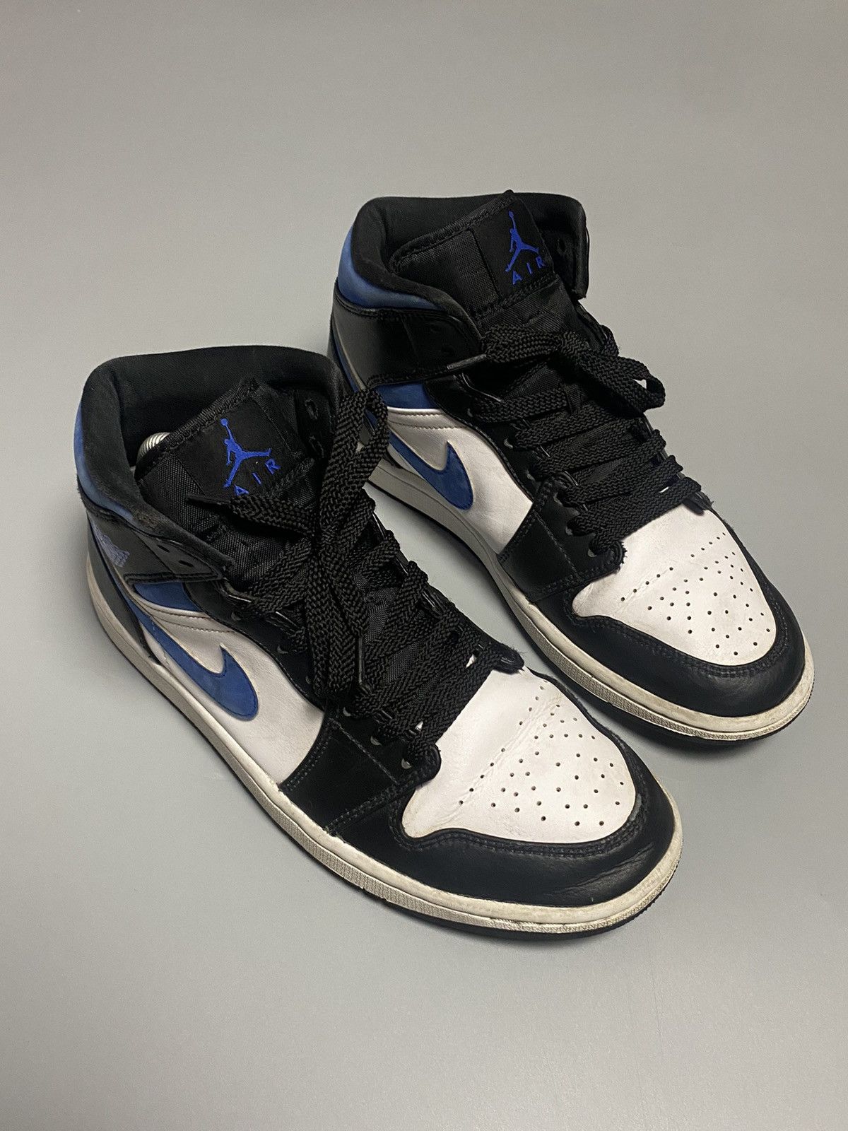 Jordan Brand × Nike Nike Jordan 1 white black royal sneakers Size US 8.5 / EU 41-42 - 2 Thumbnail