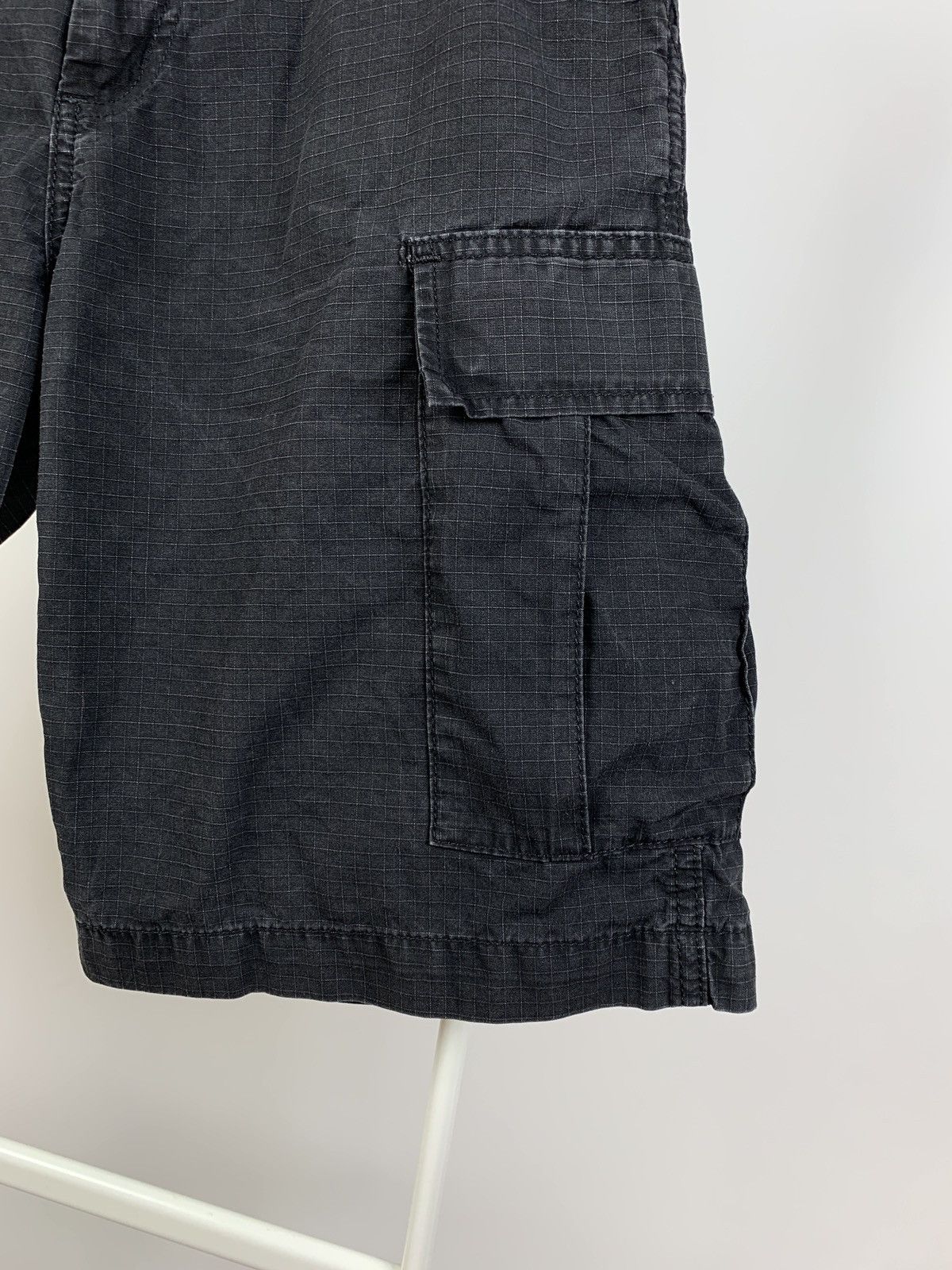Carhartt Vintage Carhartt WIP Black Cargo Shorts Travis Style Size US 28 / EU 44 - 13 Thumbnail