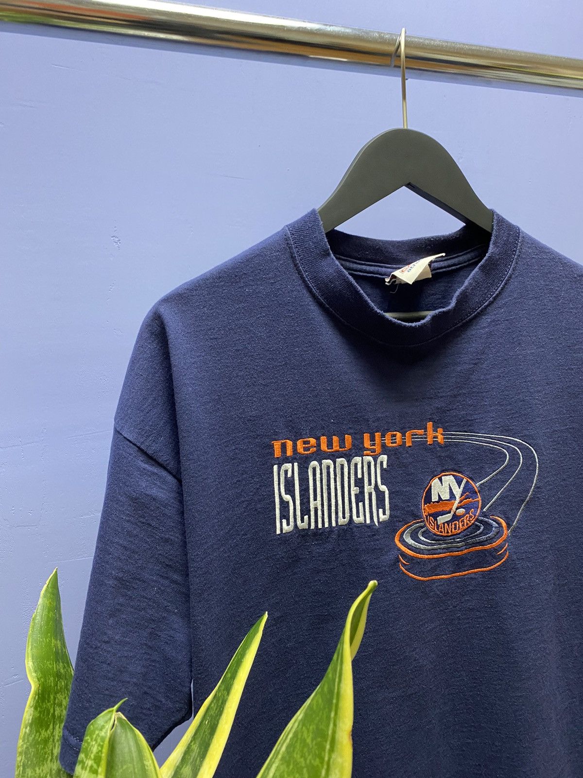 NHL Vintage New York Islanders Hokey NHL T Shirt Men’s L Blue Size US L / EU 52-54 / 3 - 6 Thumbnail