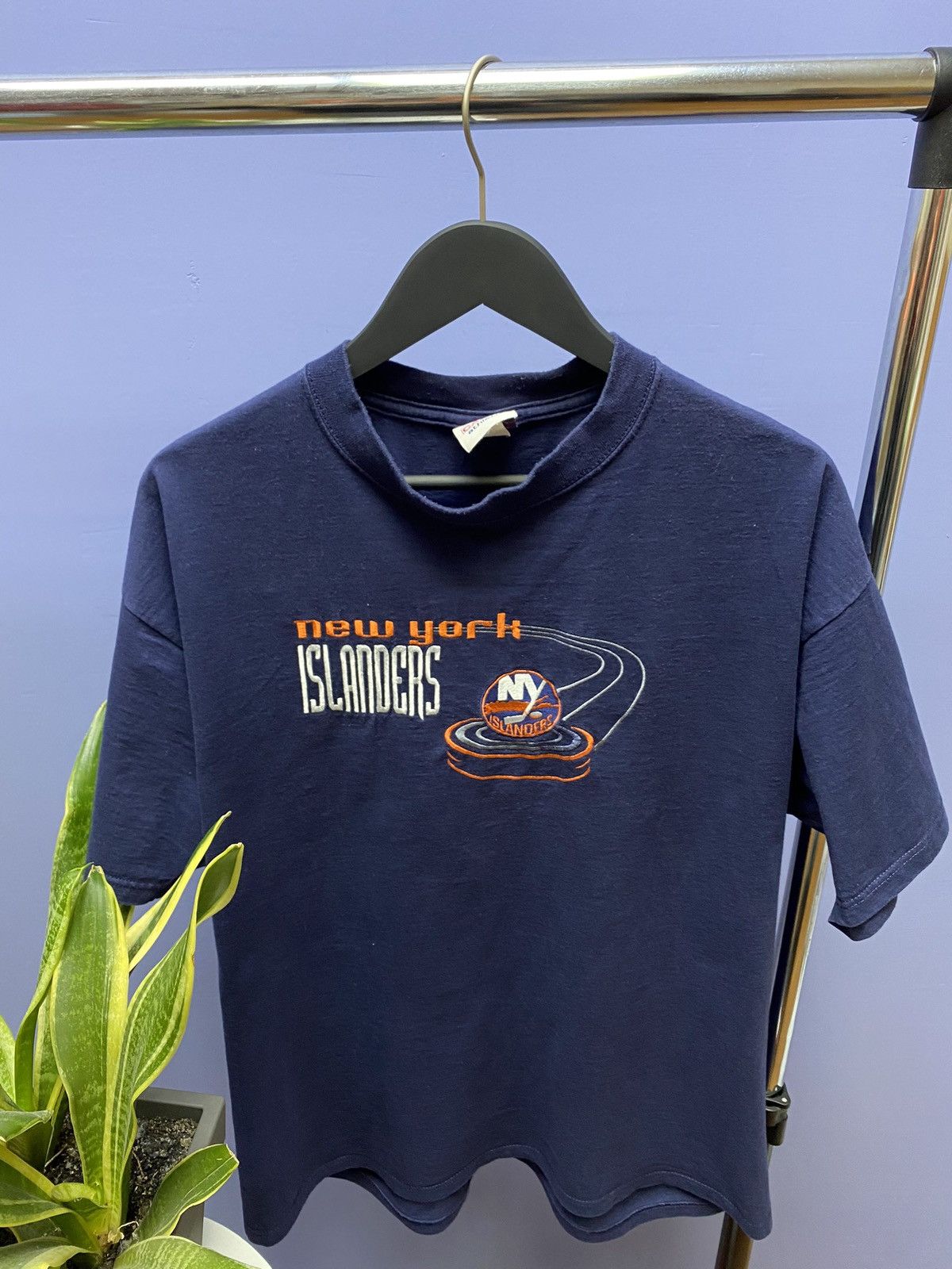NHL Vintage New York Islanders Hokey NHL T Shirt Men’s L Blue Size US L / EU 52-54 / 3 - 5 Thumbnail