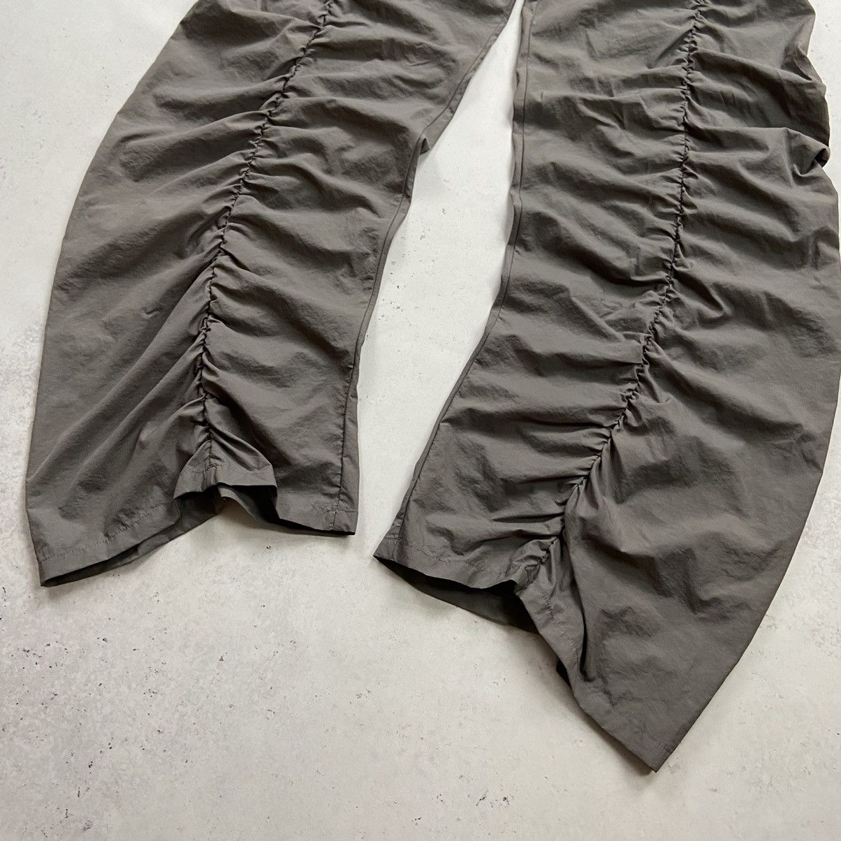 Japanese Brand Archival Pleated Nylon Pants Drill Issey Miyake Style Size 27" / US 4 / IT 40 - 4 Thumbnail