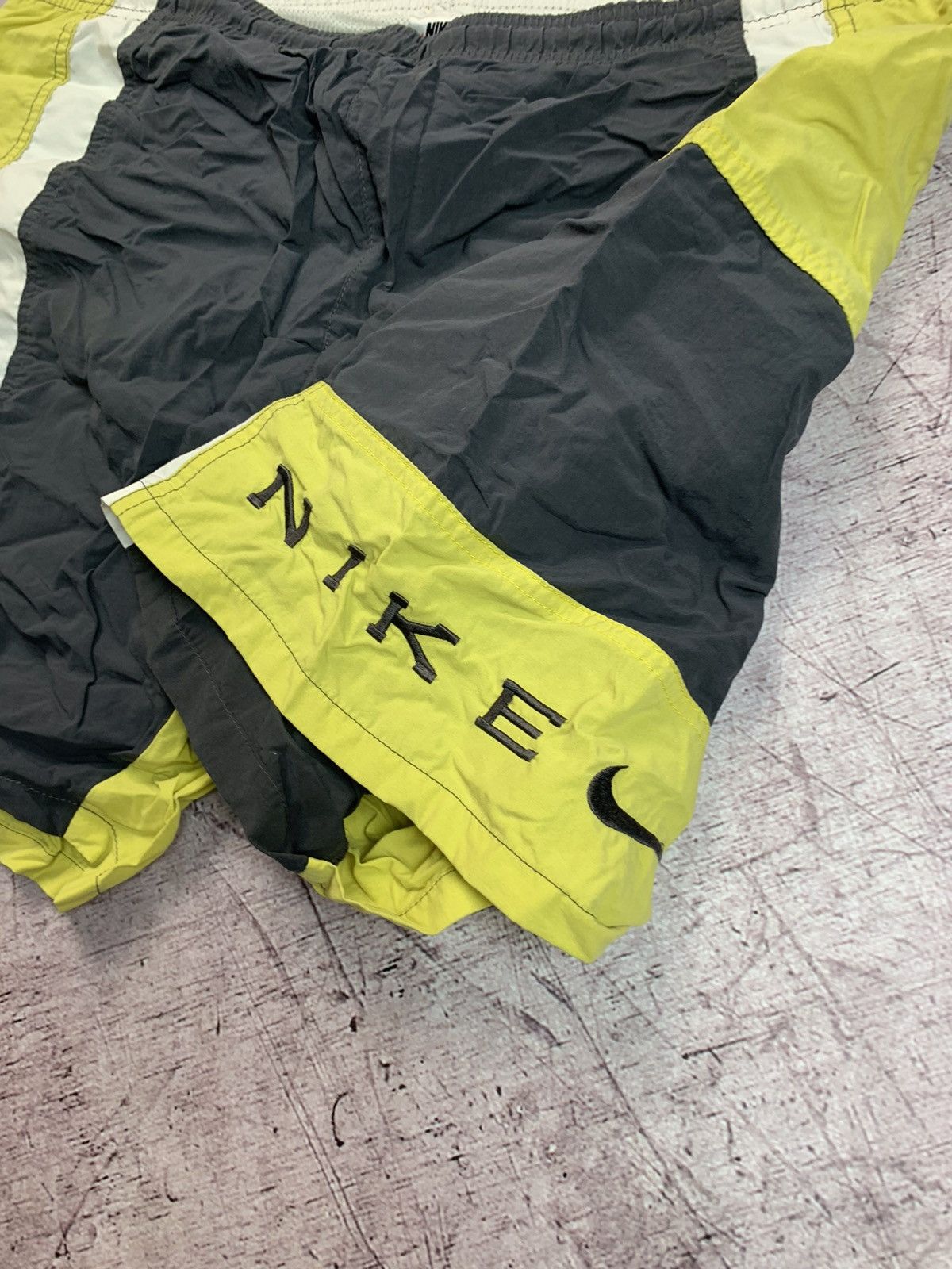 Nike 90s Vintage Nike Nylon Shorts Size US 32 / EU 48 - 5 Thumbnail