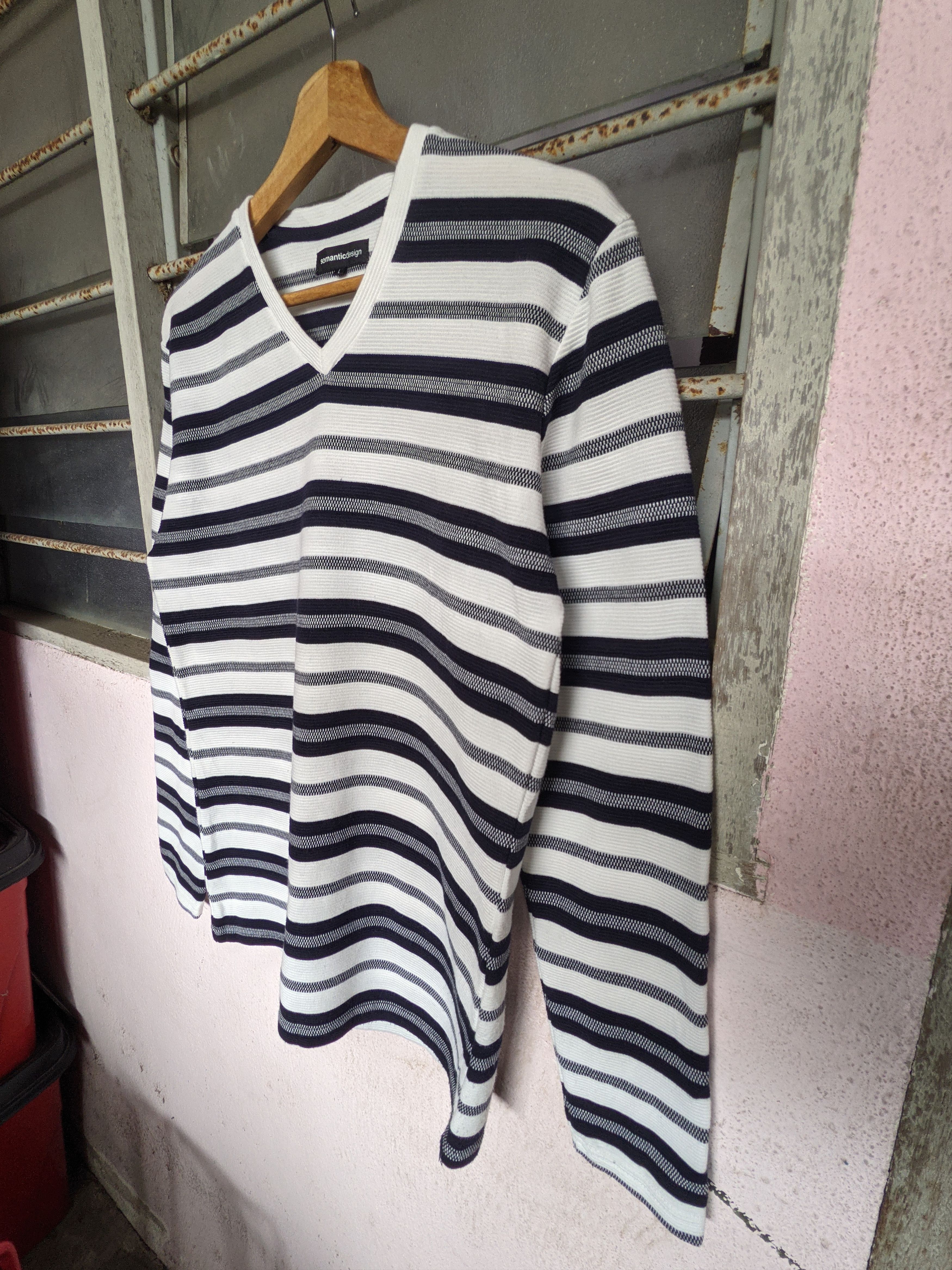 Japanese Brand ⚡️Steals⚡️ Semantic design Breton Long Sleeve Vneck Size US L / EU 52-54 / 3 - 4 Thumbnail