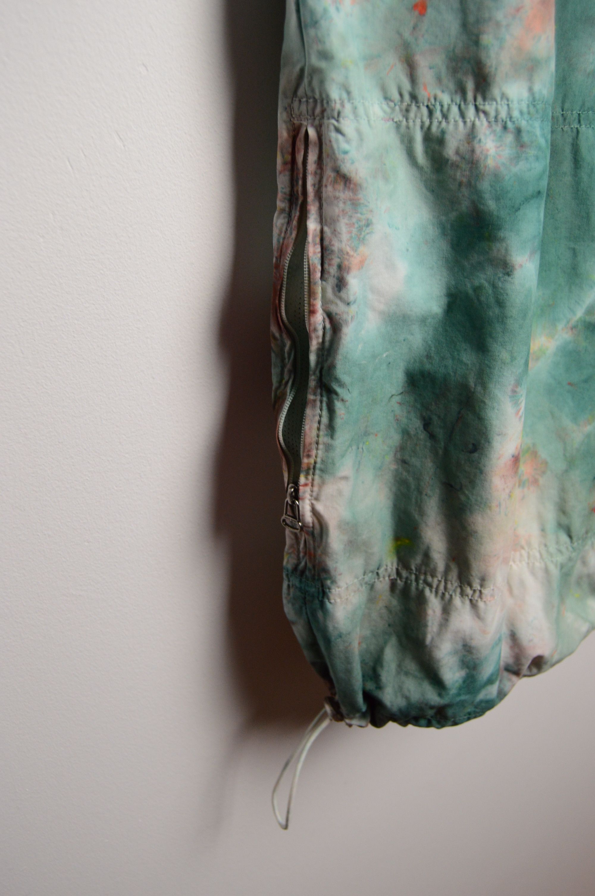 Hugo Boss HUGO BOSS HAND DYED 1OF1 CARGO SHORTS tie dye Size US 32 / EU 48 - 6 Thumbnail