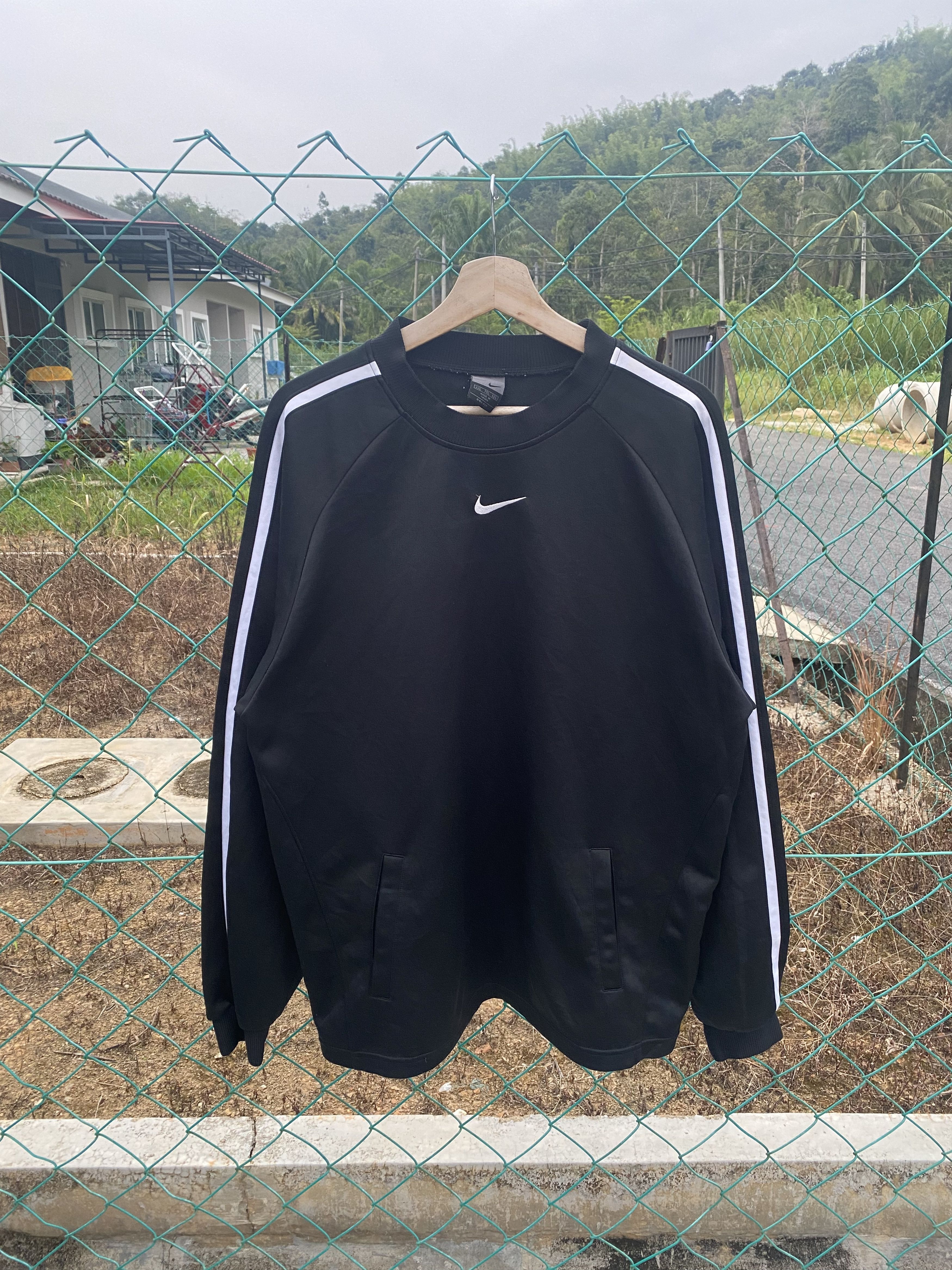 Nike Nike Dri-Fit Center Swoosh Training Sweater Size US XL / EU 56 / 4 - 1 Thumbnail