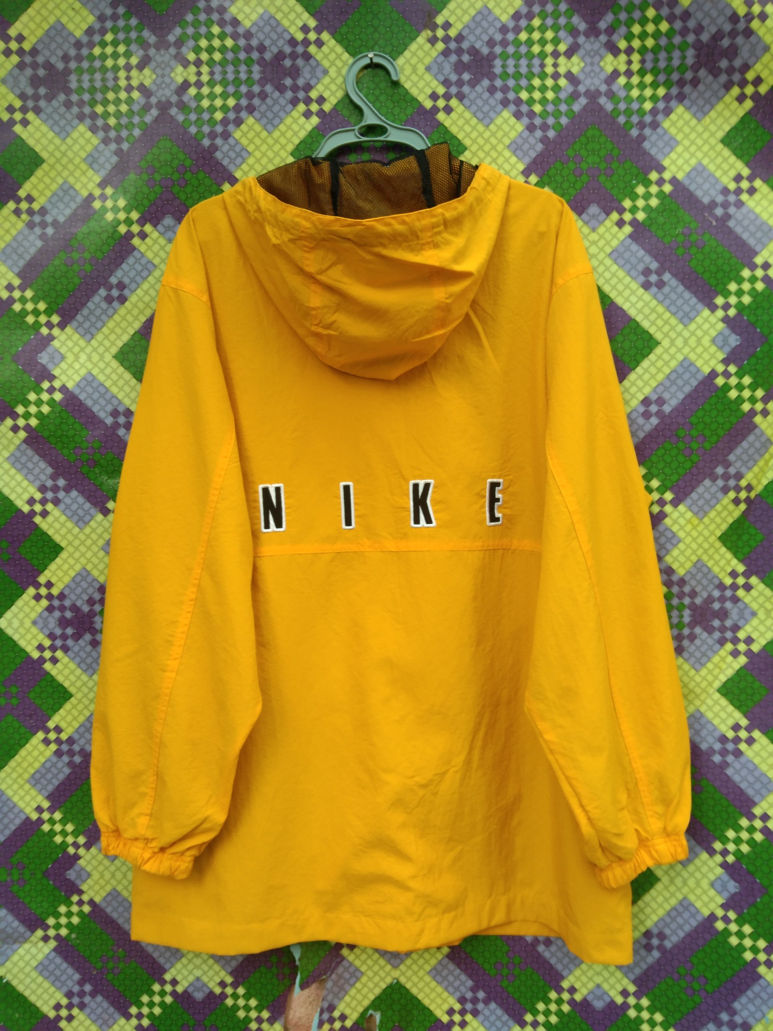 image of Nike Men's Lightlayers Jacket in Orange Yellow (Size Large)