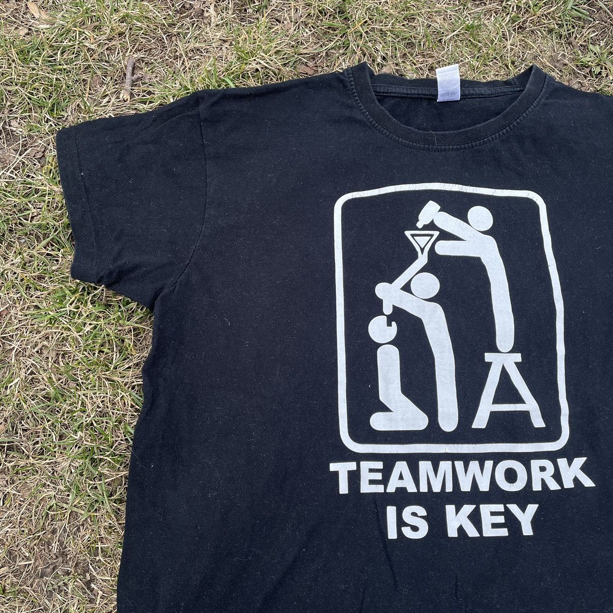 Vintage Vintage Y2K Graphic Tee Teamwork Is Key Faded Black Grunge L Size US L / EU 52-54 / 3 - 4 Thumbnail