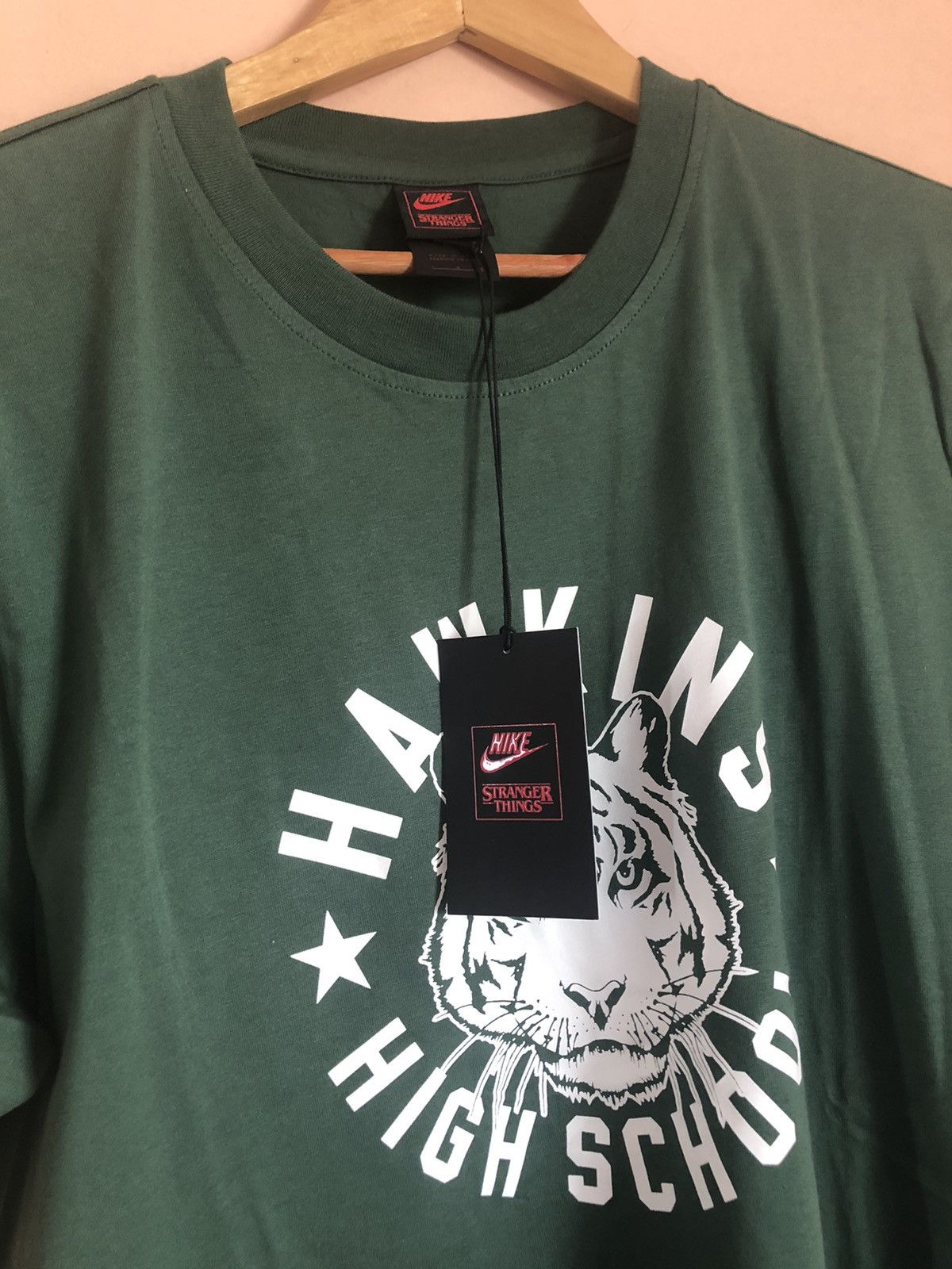Nike Strangers Things X Nike Hawkins High School t-shirt Size US L / EU 52-54 / 3 - 2 Thumbnail