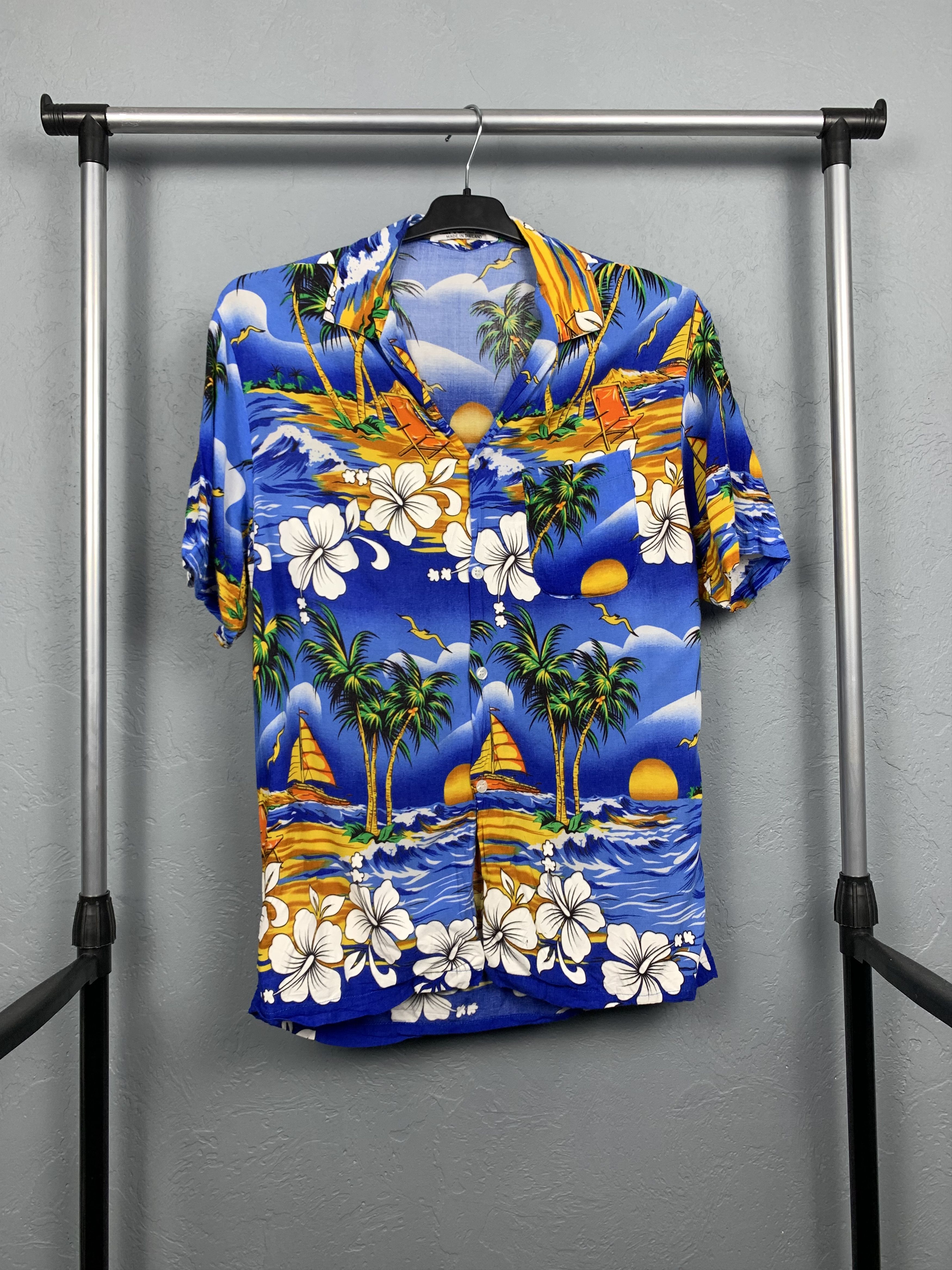 Vintage Vintage Mens brightly patterned Hawaiian shirt Size US S / EU 44-46 / 1 - 1 Thumbnail