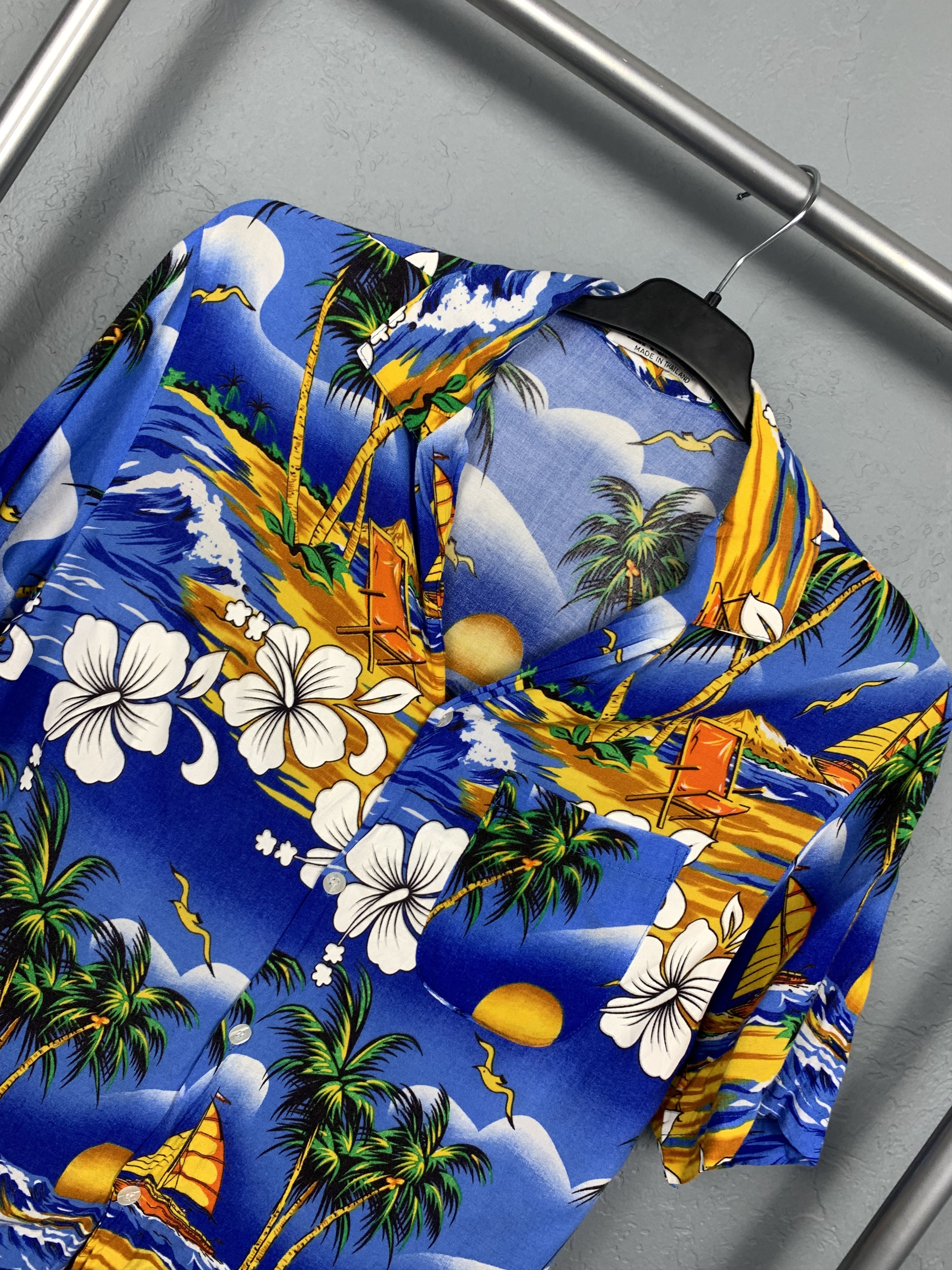 Vintage Vintage Mens brightly patterned Hawaiian shirt Size US S / EU 44-46 / 1 - 2 Thumbnail