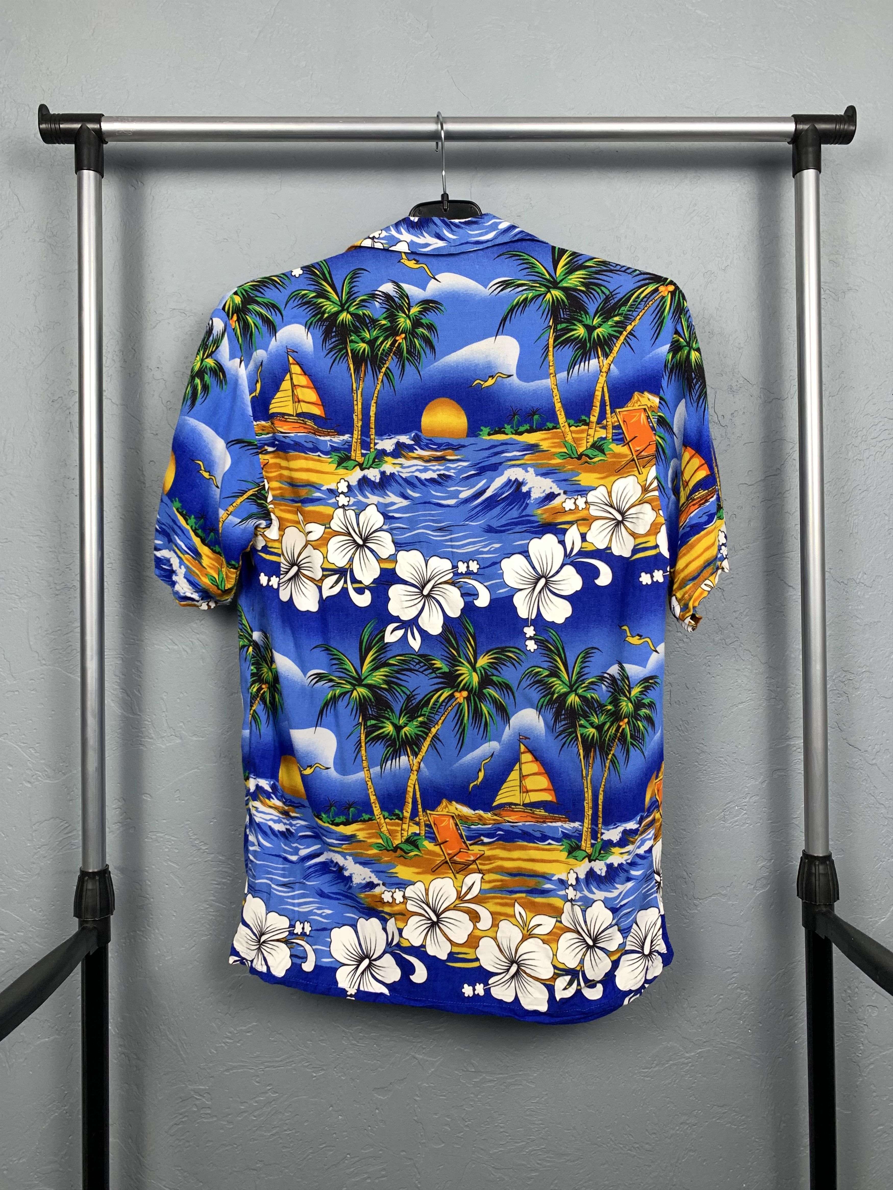Vintage Vintage Mens brightly patterned Hawaiian shirt Size US S / EU 44-46 / 1 - 4 Thumbnail