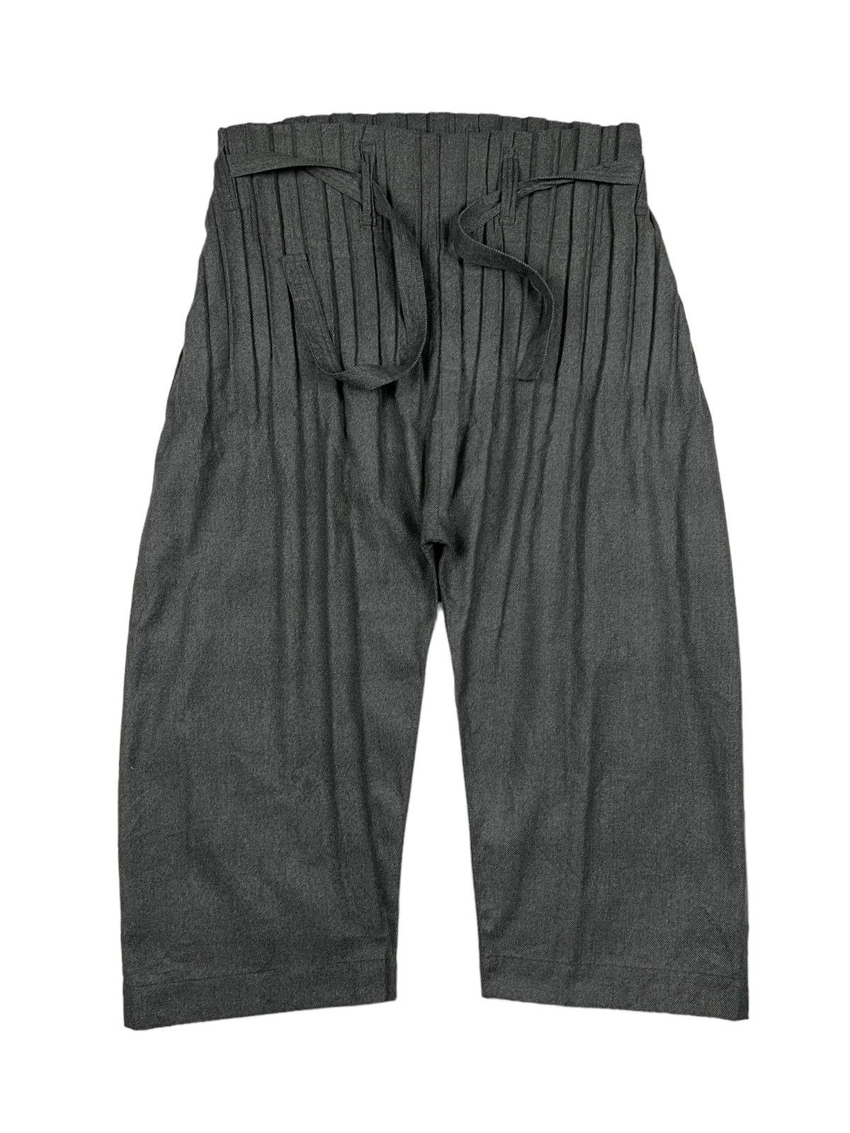 Image of Issey Miyake ‘Me” Free Size Cropped Pleated Pants in Grey, Men's