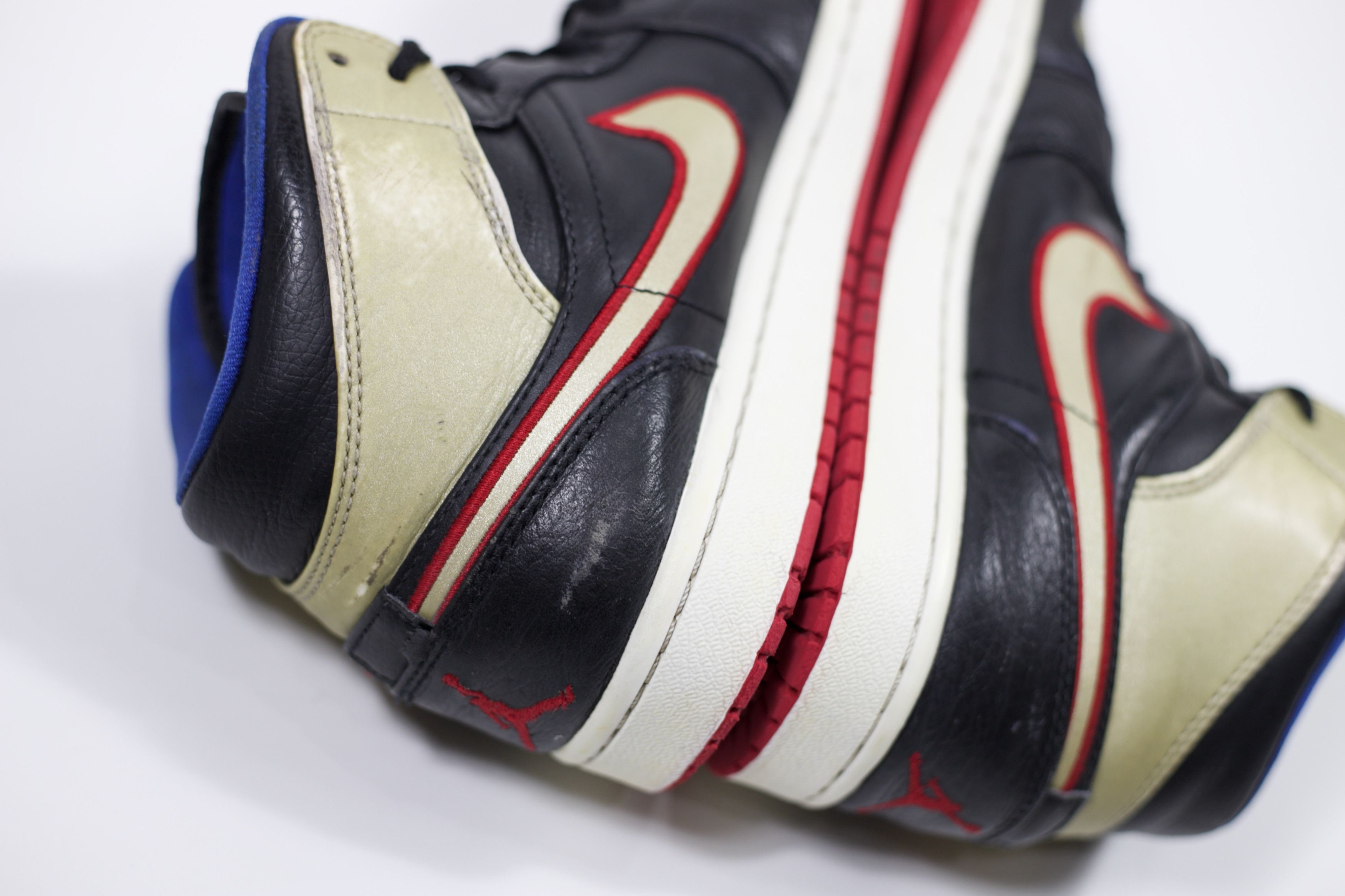 Jordan Brand 2013 Air Jordan 1 Mid "Black Gold Red" Size US 8.5 / EU 41-42 - 8 Thumbnail