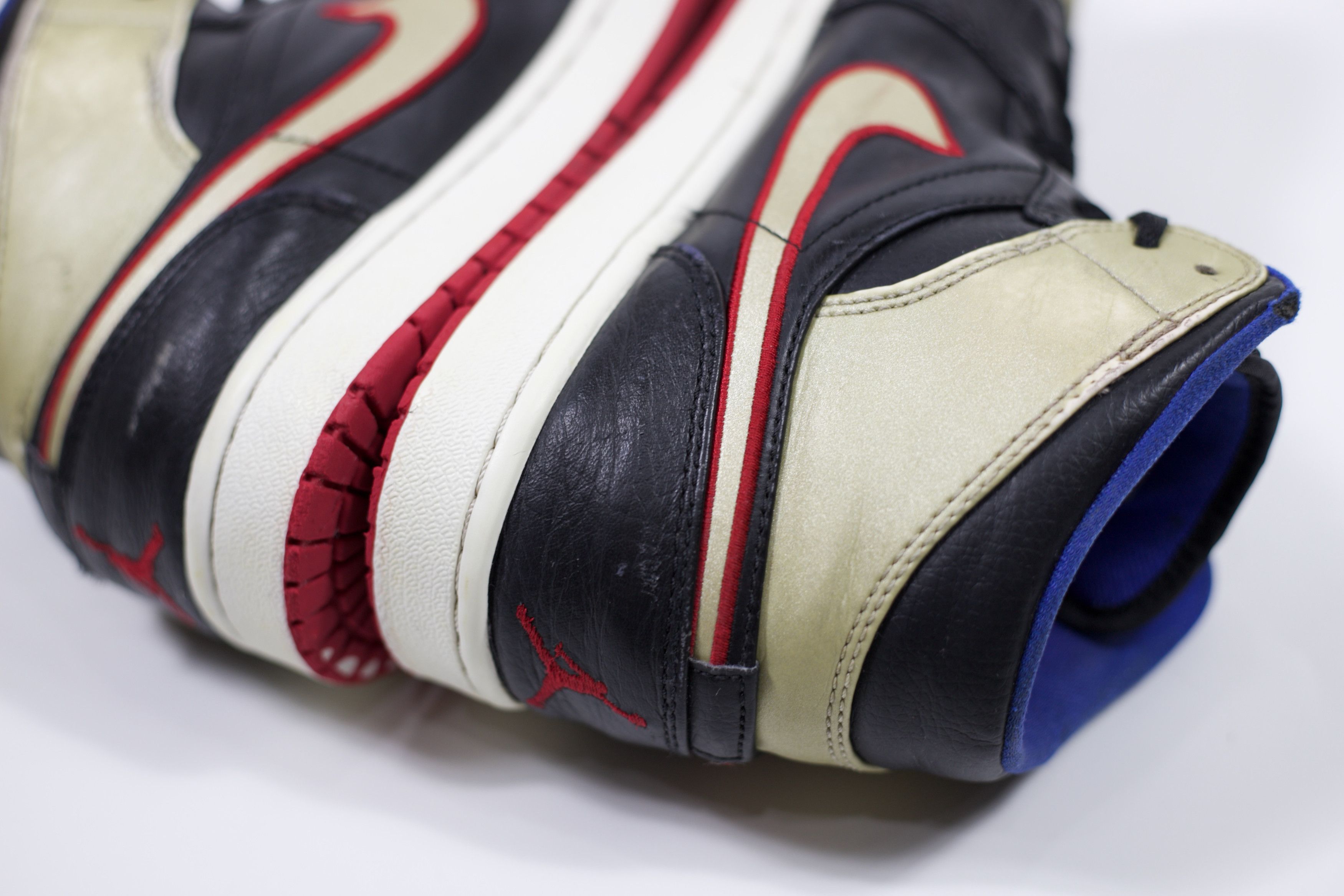 Jordan Brand 2013 Air Jordan 1 Mid "Black Gold Red" Size US 8.5 / EU 41-42 - 9 Thumbnail