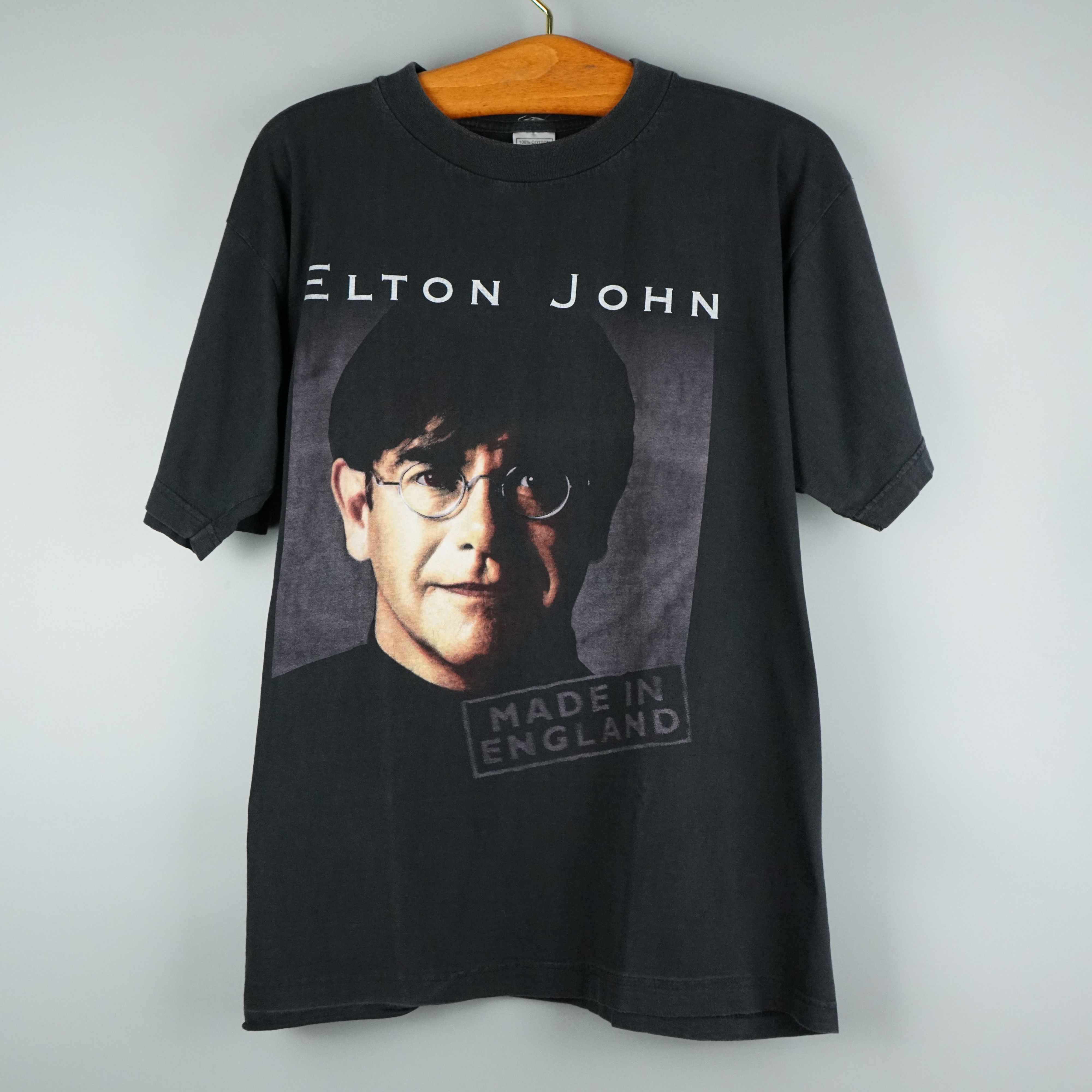 Elton John 'Rocketman Feather Suit' (Nero) T-Shirt - NUOVO E UFFICIALE