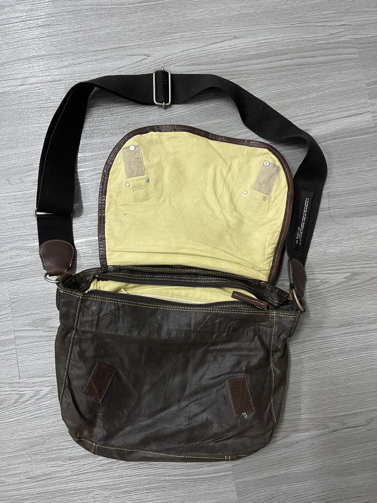 Japanese Brand Unisex🔥Art-berg do japan leather utilities crossbody bag Size ONE SIZE - 5 Thumbnail