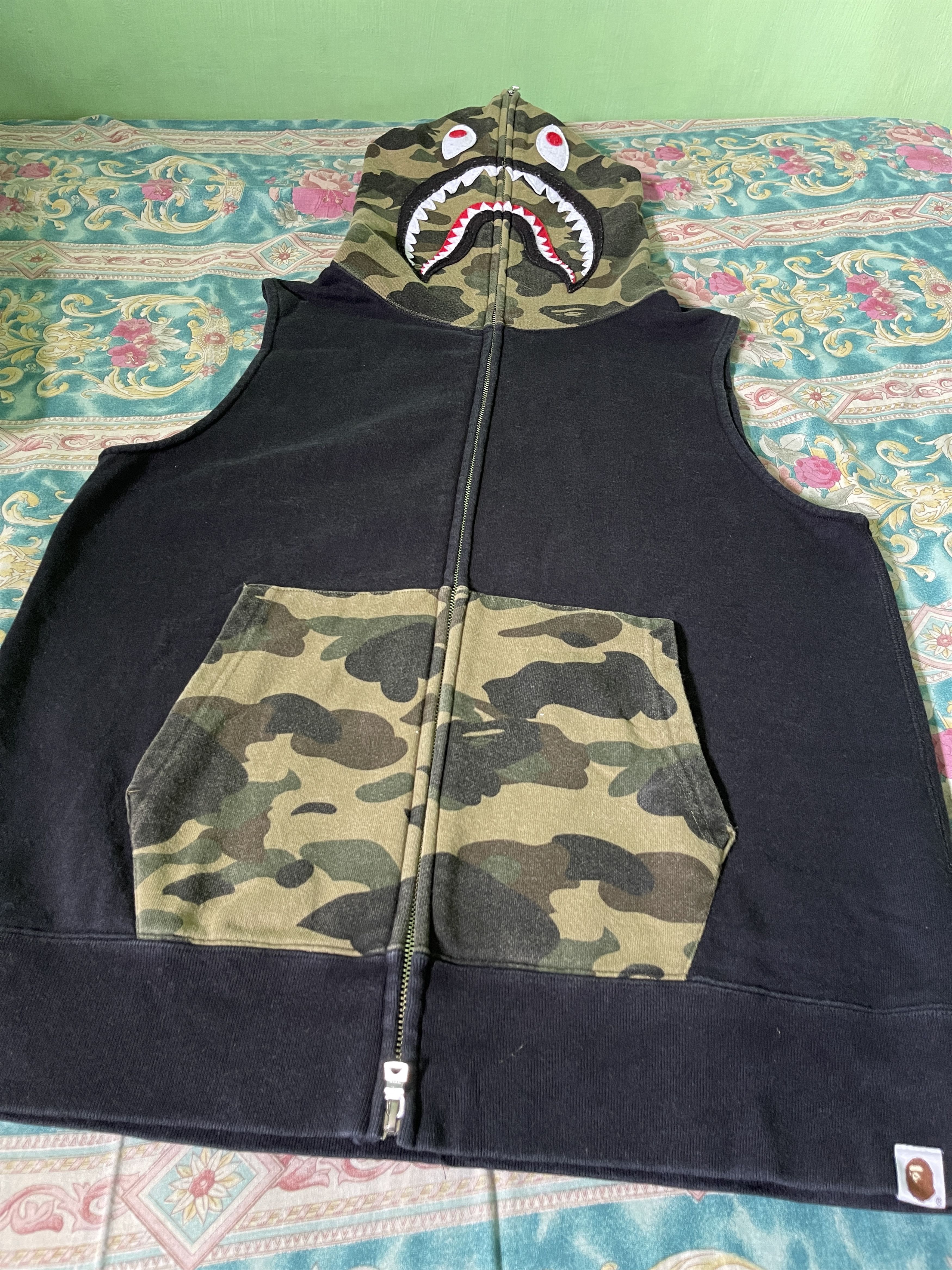 Bape 1st Camo Shark Sleeveless Hoodie Size US M / EU 48-50 / 2 - 5 Thumbnail