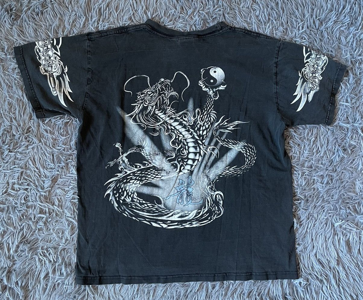 ☯️🐲Ying Yang in dragons hand 90s vtg Japanese style t-shirt