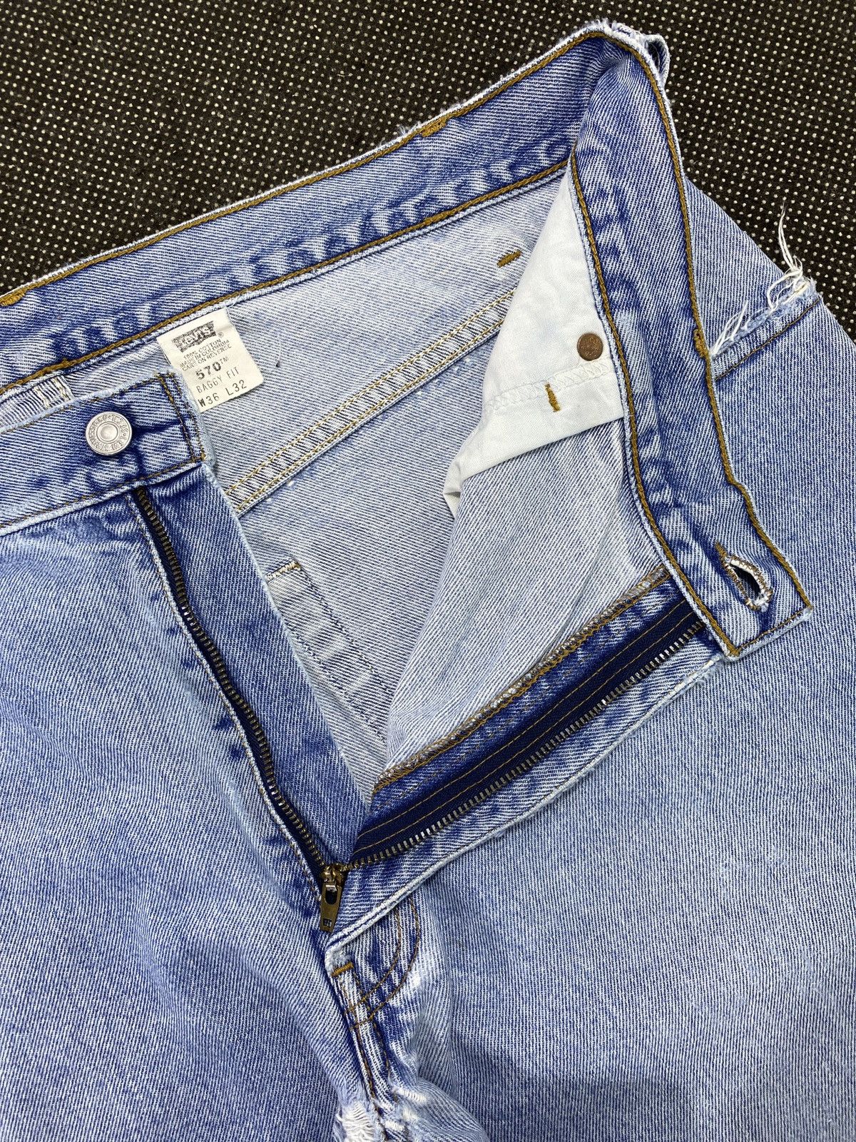 Levi's VINTAGE LEVI'S 570 BAGGY FIT BLUE WASH JEANS - J500 Size US 37 - 5 Thumbnail