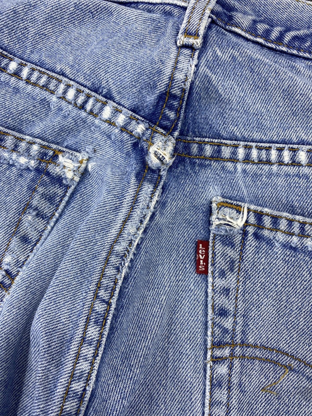Levi's VINTAGE LEVI'S 570 BAGGY FIT BLUE WASH JEANS - J500 Size US 37 - 14 Thumbnail