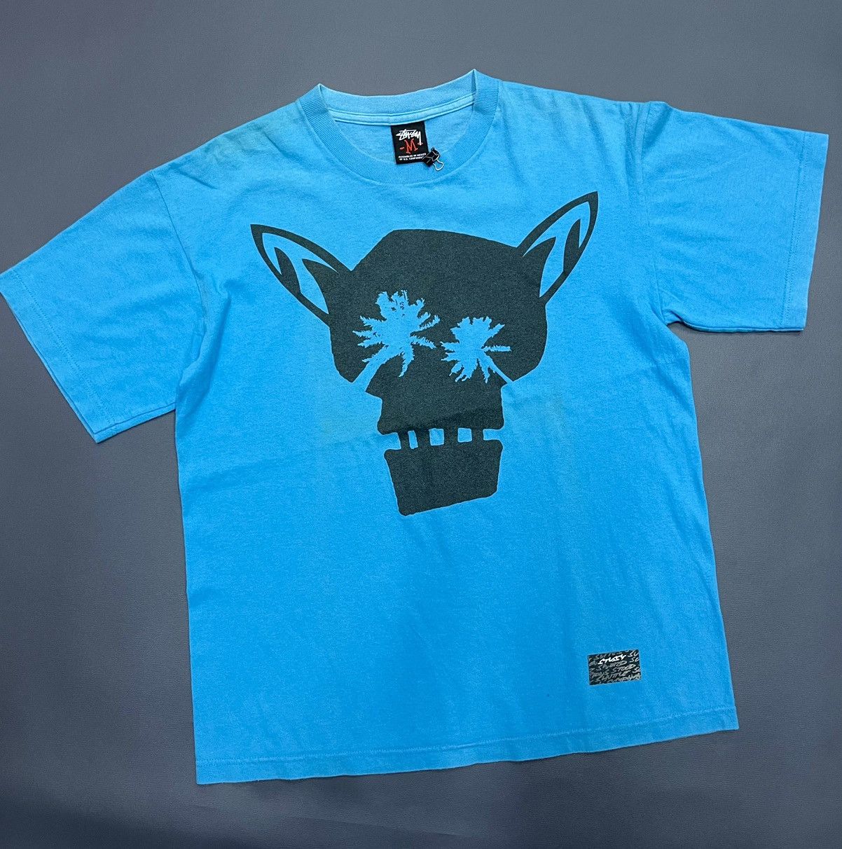 × Futura 【フェードブラック】Stussy スカル 限定コラボTシャツ