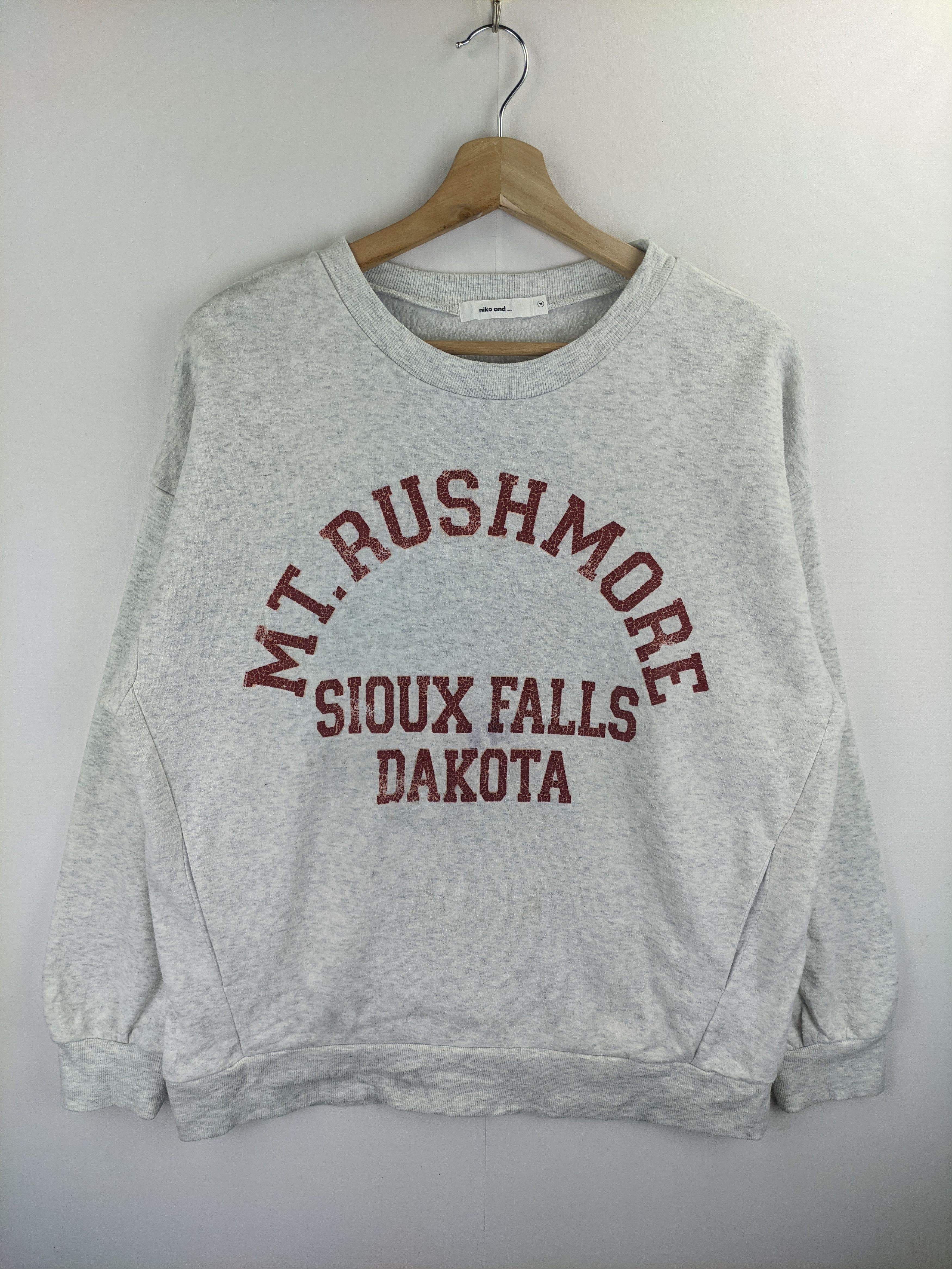 image of Urban x Vintage Stealssweatshirt Mt.rushmore Dakota in White, Women's (Size Medium)