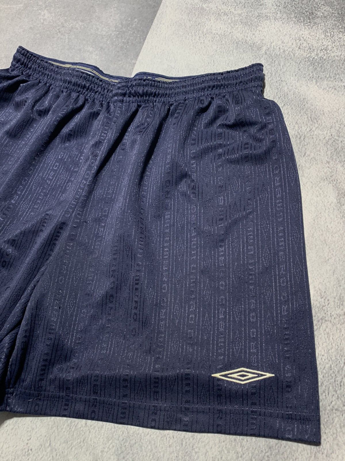 Umbro Vintage 90s Umbro shorts streetwear monogrammed size L Size US 34 / EU 50 - 2 Thumbnail
