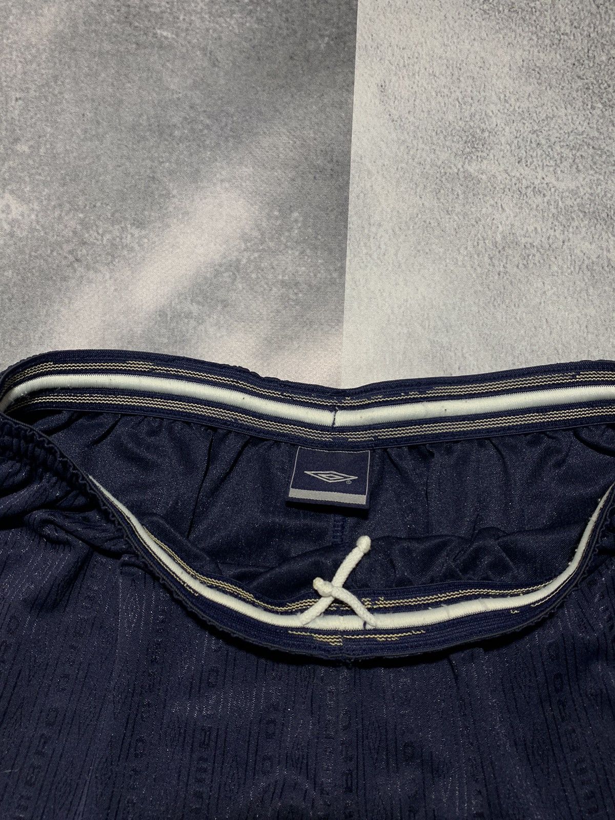 Umbro Vintage 90s Umbro shorts streetwear monogrammed size L Size US 34 / EU 50 - 3 Thumbnail