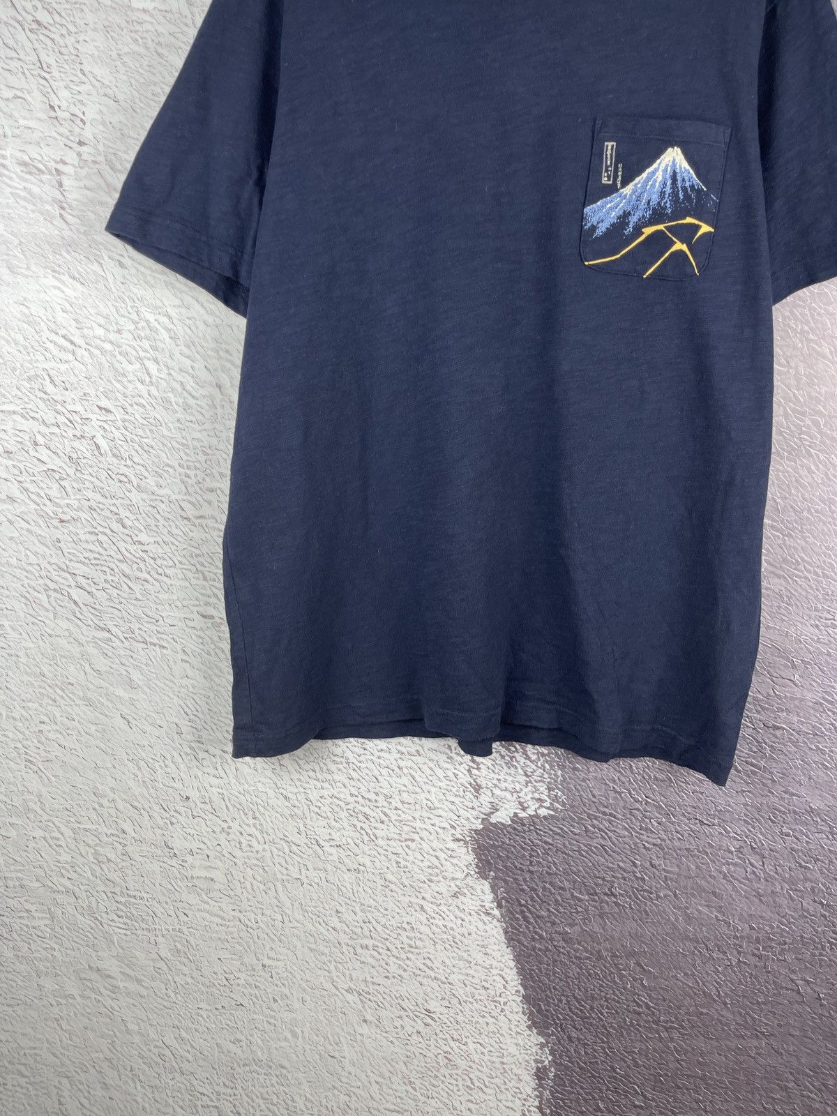 Japanese Brand Uniqlo UT x Hokusai Blue pocket print short sleeve tee Size US XXL / EU 58 / 5 - 6 Thumbnail