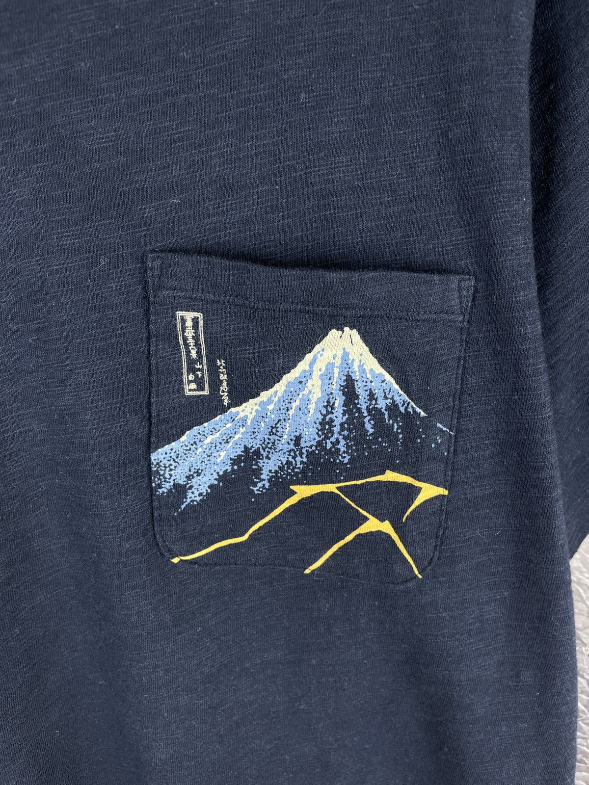 Japanese Brand Uniqlo UT x Hokusai Blue pocket print short sleeve tee Size US XXL / EU 58 / 5 - 5 Thumbnail