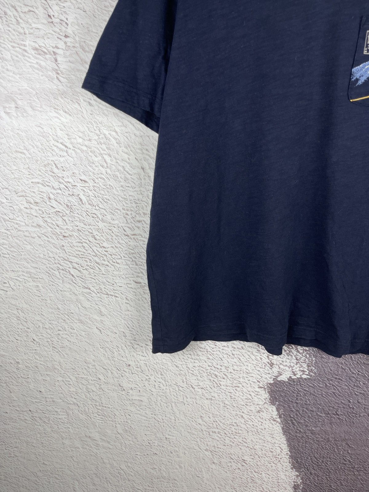 Japanese Brand Uniqlo UT x Hokusai Blue pocket print short sleeve tee Size US XXL / EU 58 / 5 - 3 Thumbnail