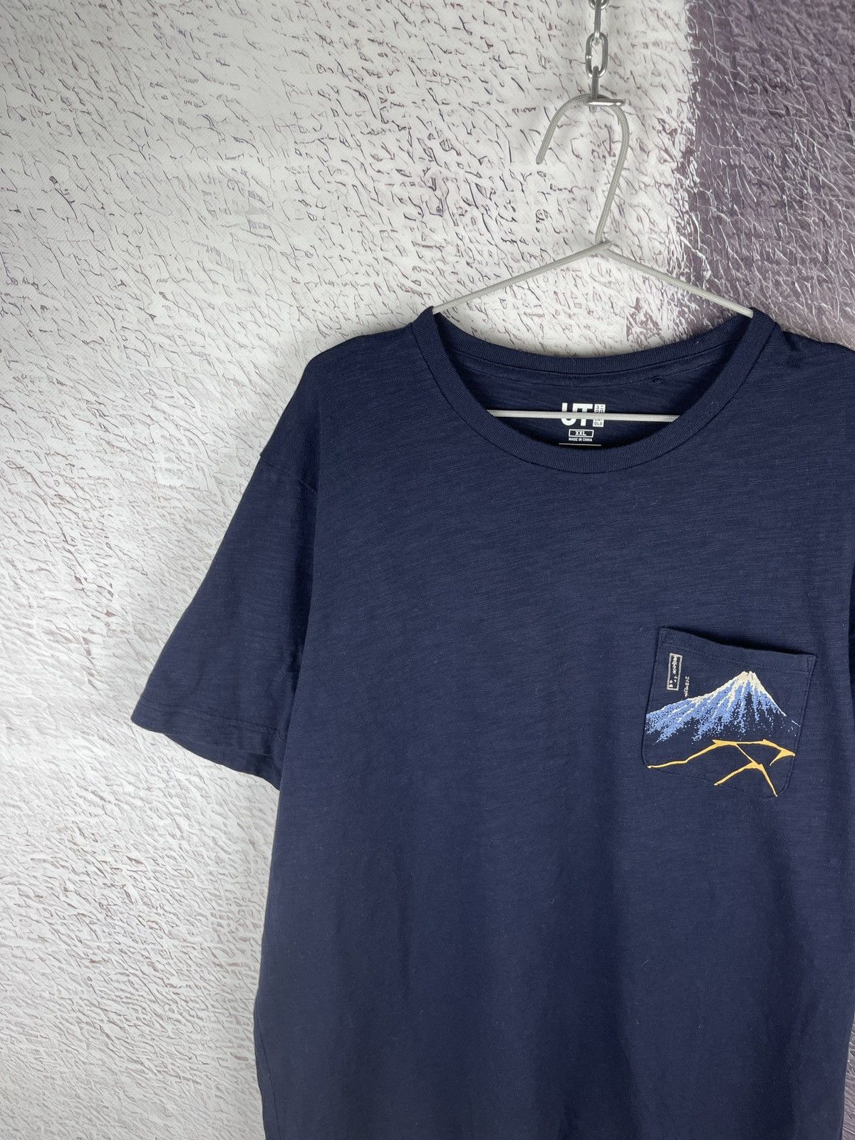 Japanese Brand Uniqlo UT x Hokusai Blue pocket print short sleeve tee Size US XXL / EU 58 / 5 - 2 Thumbnail
