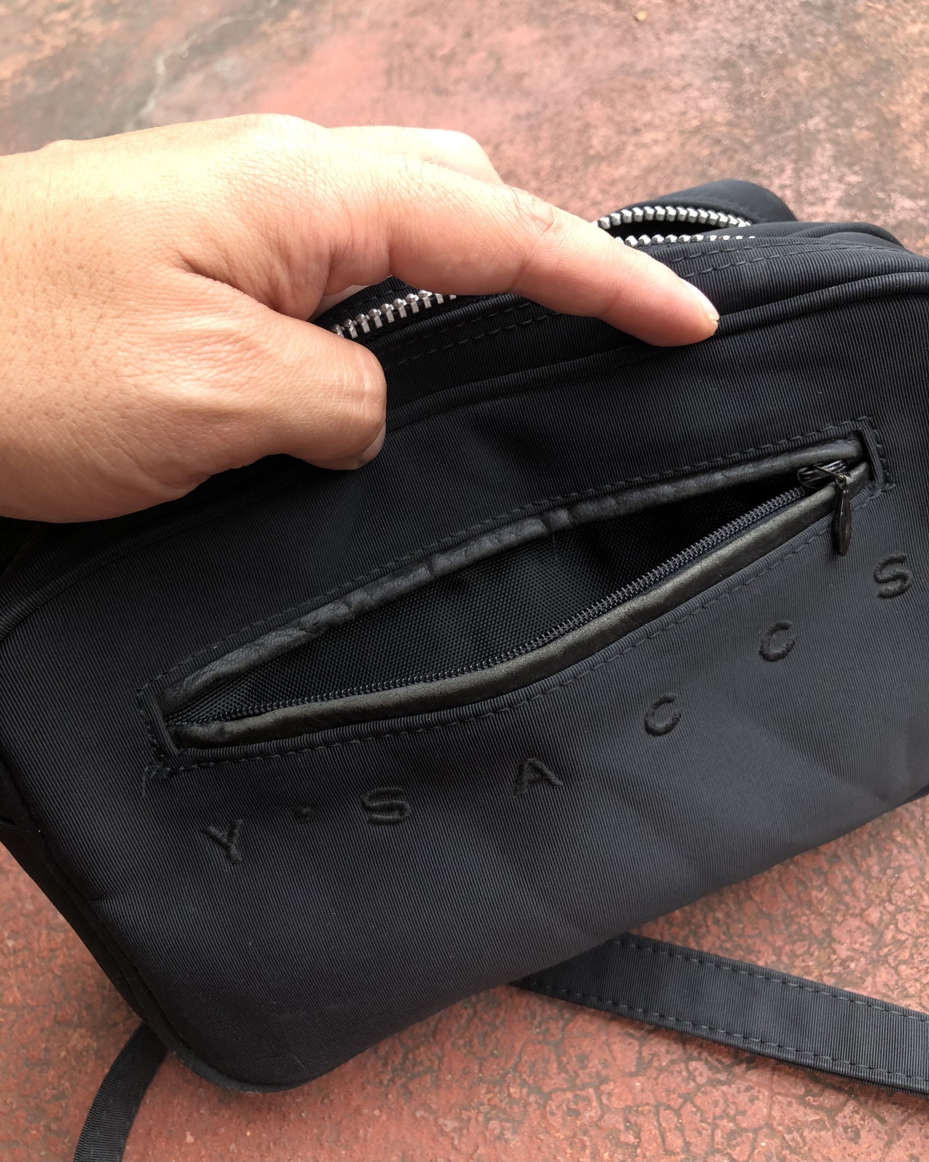 Yohji Yamamoto RARE🔥VINTAGE YOHJI Y’SACCS SMALL PADDED SPELL OUT SLING BAG Size ONE SIZE - 8 Thumbnail