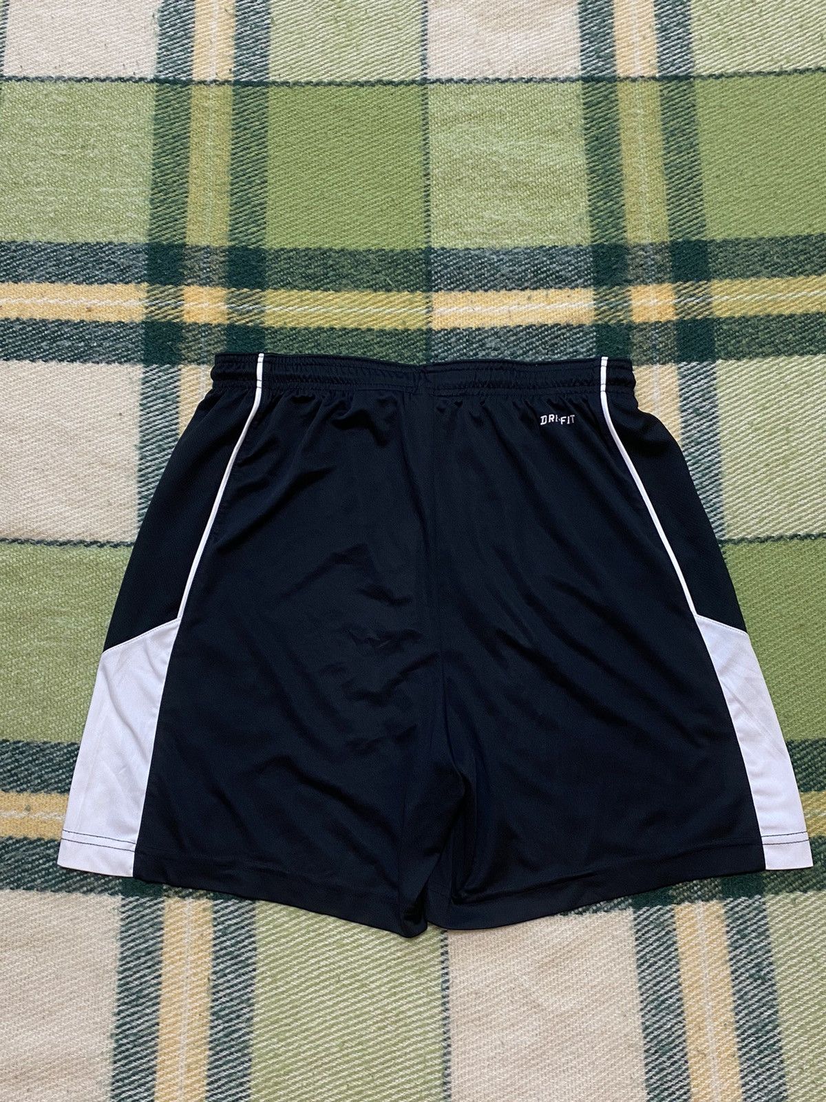 Nike Vintage Nike shorts streetwear swoosh casual y2k size M Size US 32 / EU 48 - 2 Thumbnail